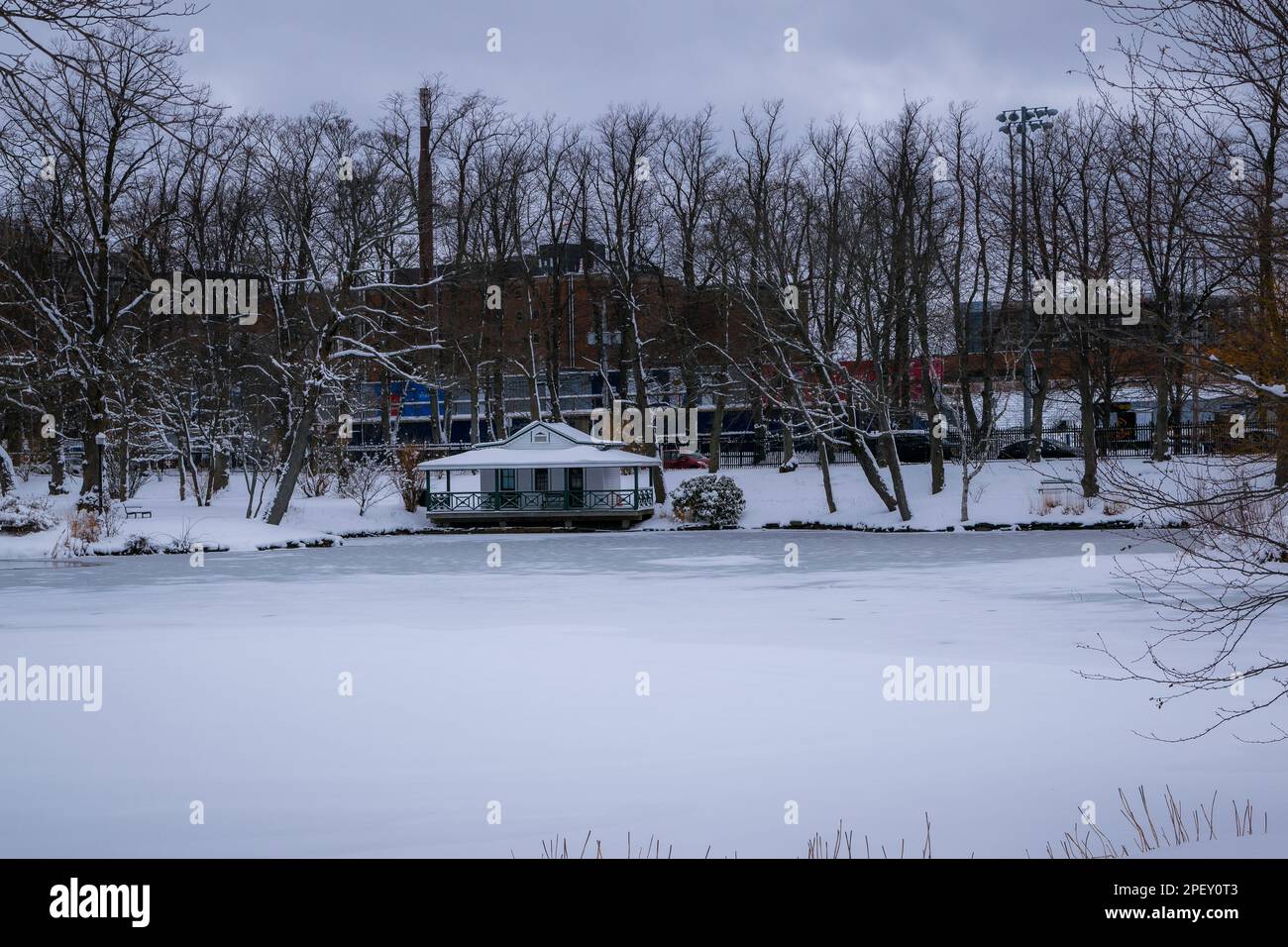 Das Wassergeflügelhaus mit niedrigem Dach und Terrasse, das über Griffin's Pond Halifax Public Gardens National Historic Site of Canada erbaut wurde Stockfoto