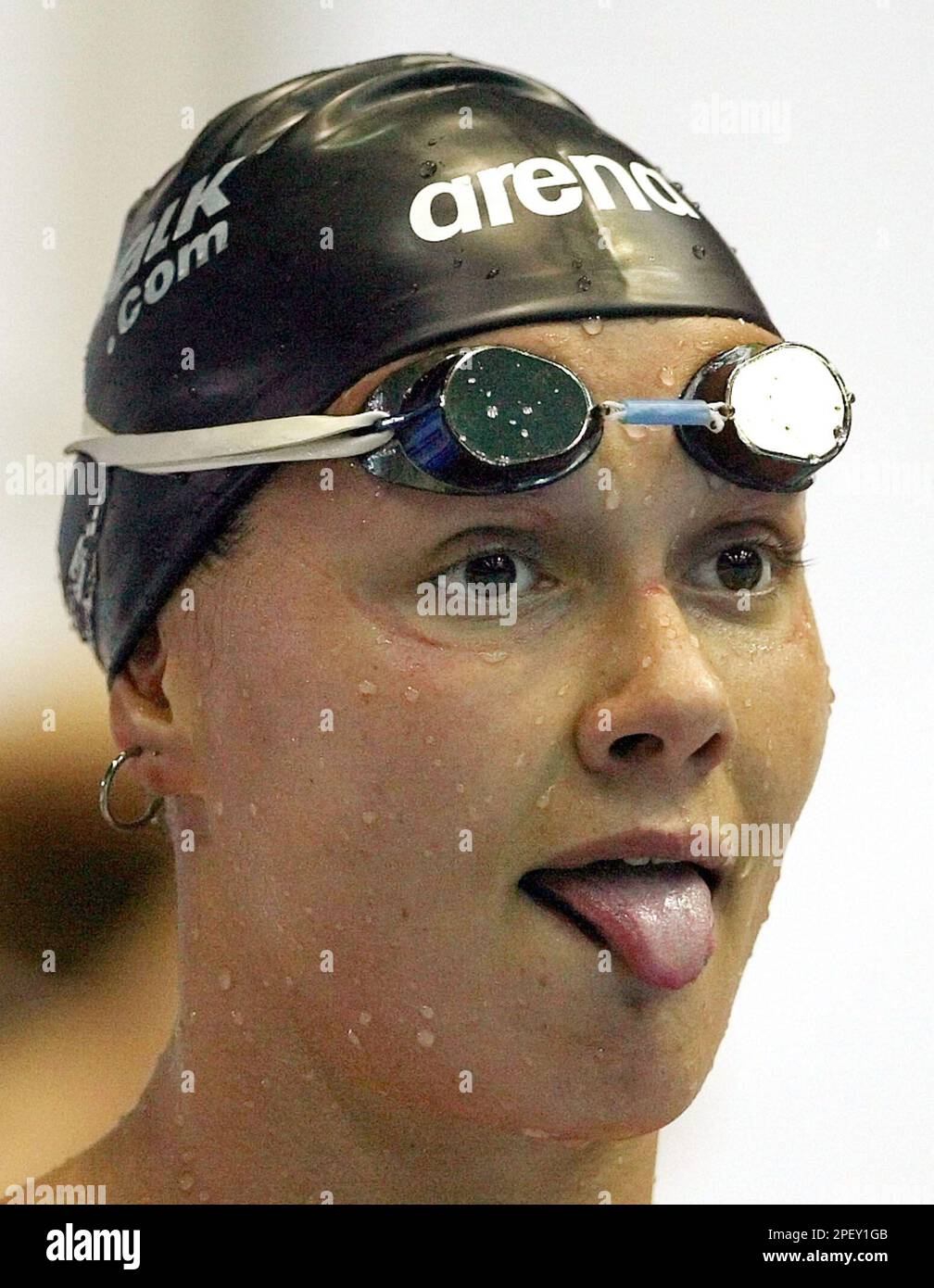Der deutsche Schwimmstar Franziska van Almsick bereitet sich bei der