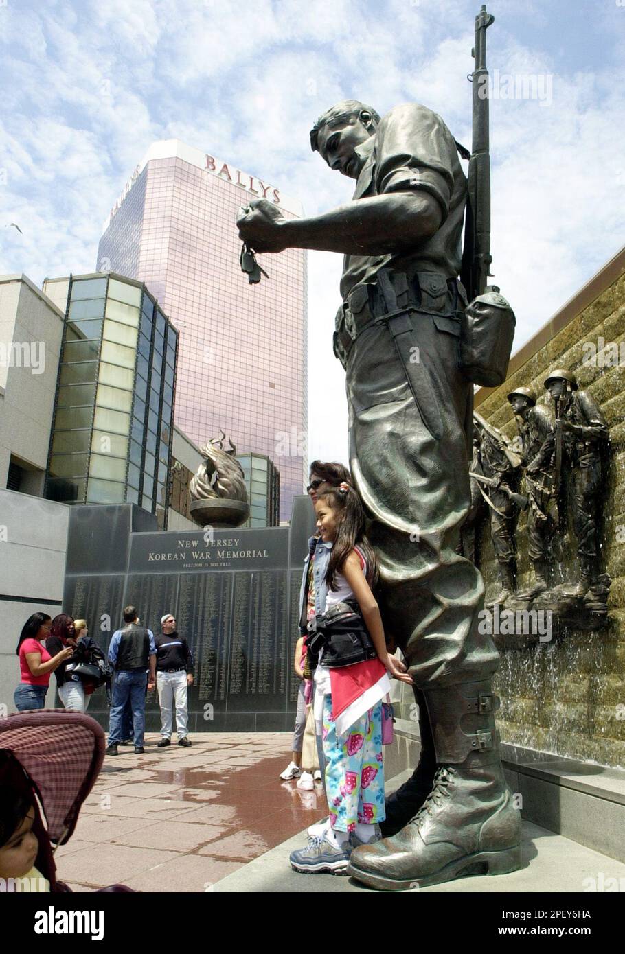 Visitors pose for a photo at the New Jersey Korean War Memorial in Atlantic City, N.J., Sunday, May 30, 2004. The memorial, constructed in 2000, played host to many of Atlantic City's visitors wanting to pay their respects on Memorial Day. (AP Photo/Mary Godleski) Stockfoto