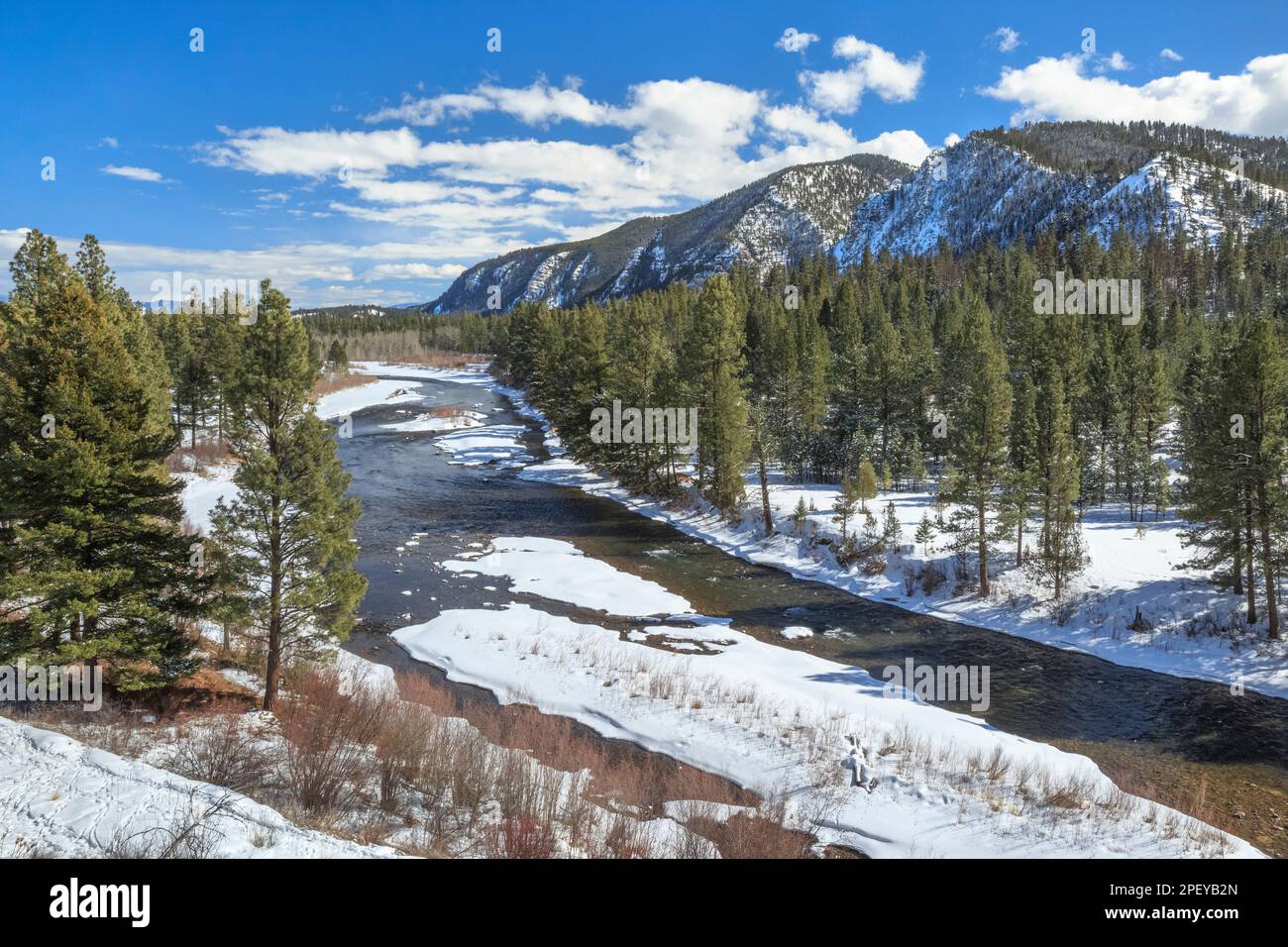blackfoot River und Klippen der Granatkette im Winter bei ovando, montana Stockfoto