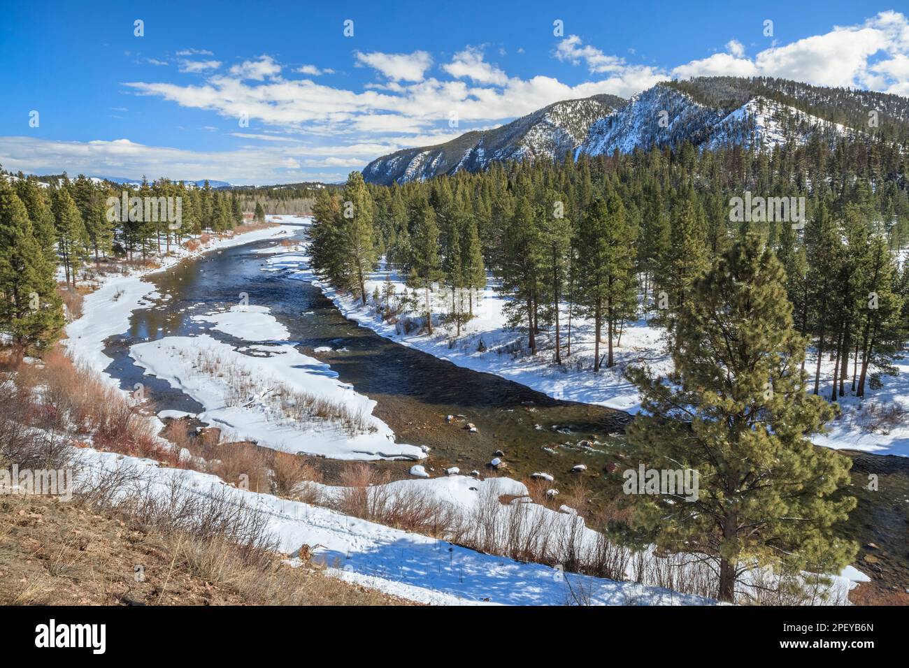 blackfoot River und Klippen der Granatkette im Winter bei ovando, montana Stockfoto