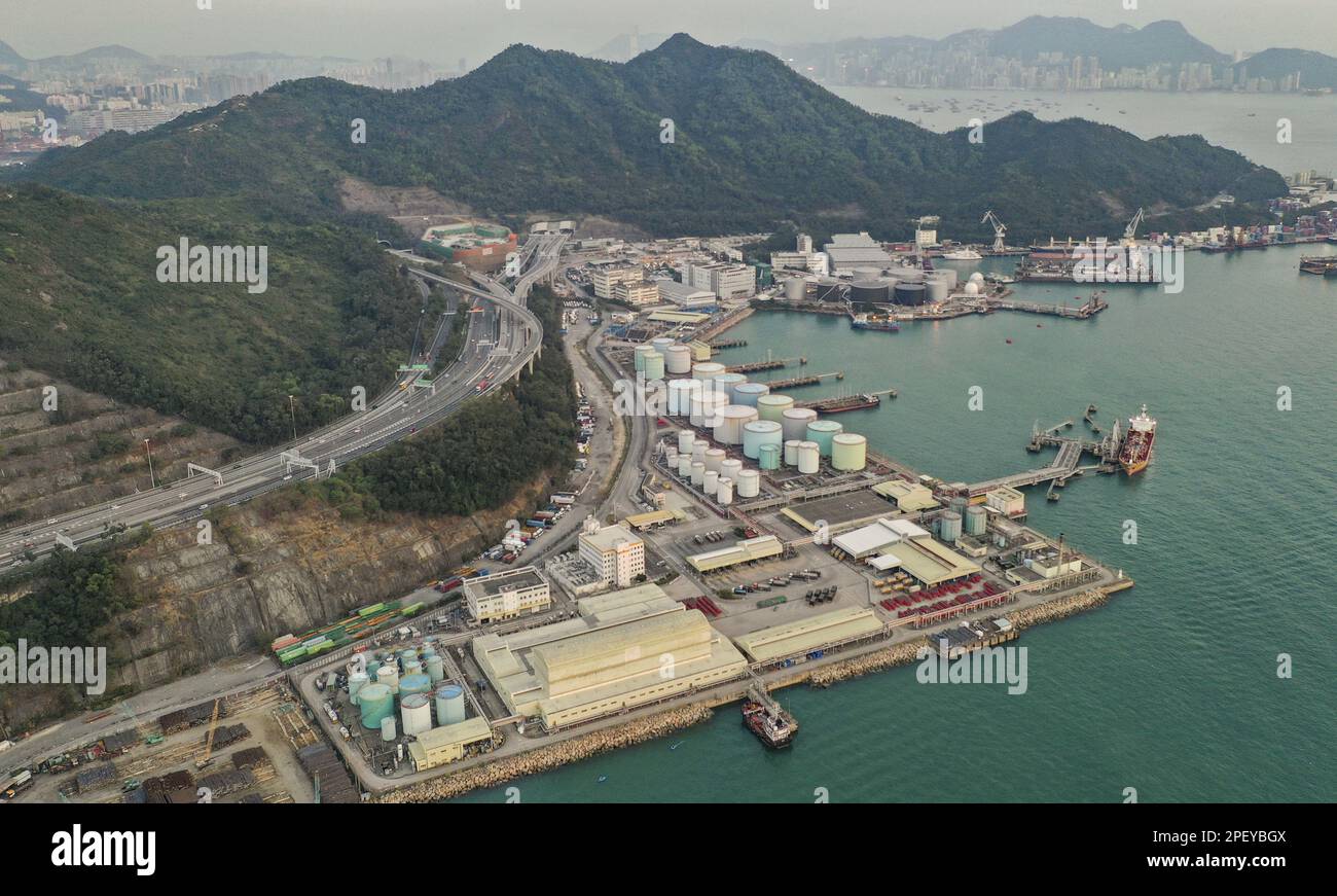 Filer einer allgemeinen Ansicht von United Dockyard (L) und einem Regierungsland auf der rechten Seite unter der Tsing Ma Bridge in Tsing Yi. Die Hong Kong United Dockyard Group von CK Hutchison schlug dem Stadtplanungsausschuss einen überarbeiteten Plan vor, in dem vorgeschlagen wurde, dass die Hong Kong United Dockyard in Tsing Yi zusammen mit dem Regierungsland im Norden, In der Nutzung als großmaßstäbliches, umfassendes privates Wohn- und öffentliches Wohnungsbauprojekt geändert werden. Es wird erwartet, dass insgesamt 15.075 Einheiten bereitgestellt werden. 12. Januar 20 SCMP/Martin Chan Stockfoto