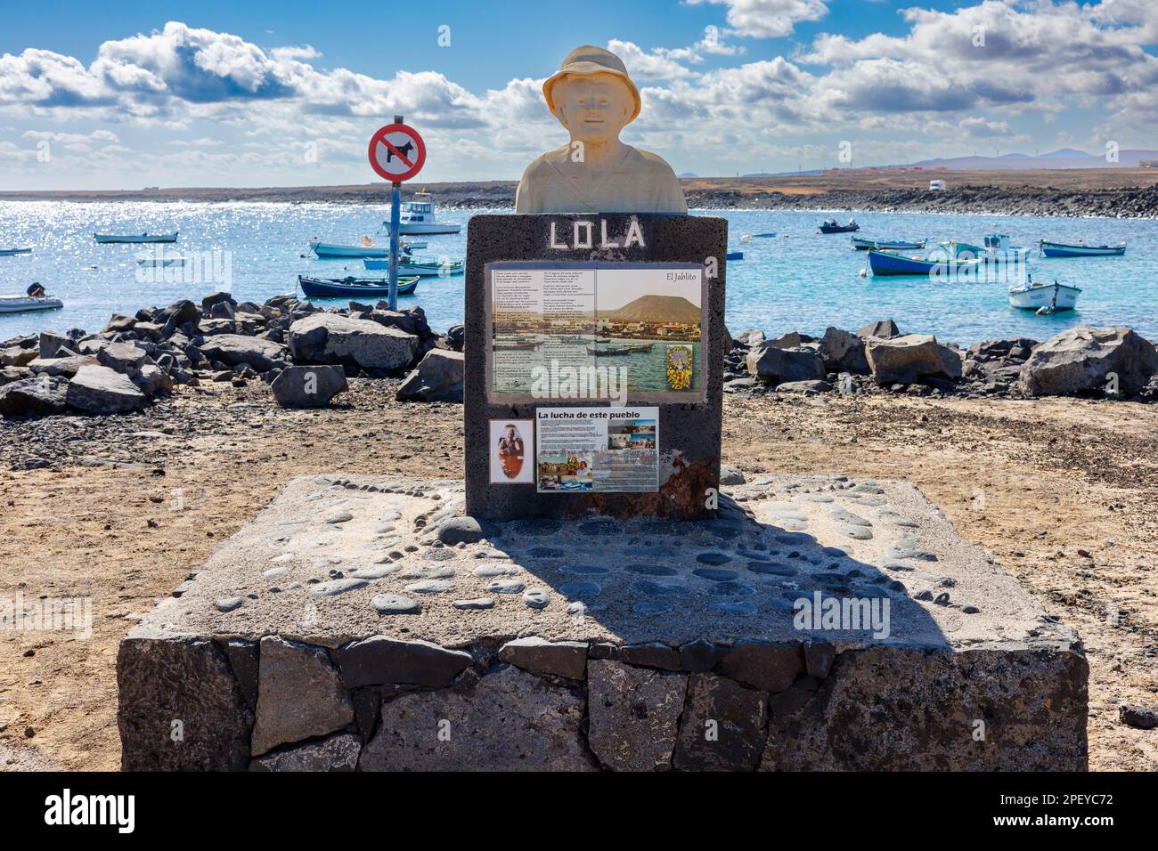 Das ruhige kleine Fischerdorf El Jablito mit einer Gedenkstätte für seinen Bewohner Lola auf Fuerteventura, Kanarische Inseln Stockfoto