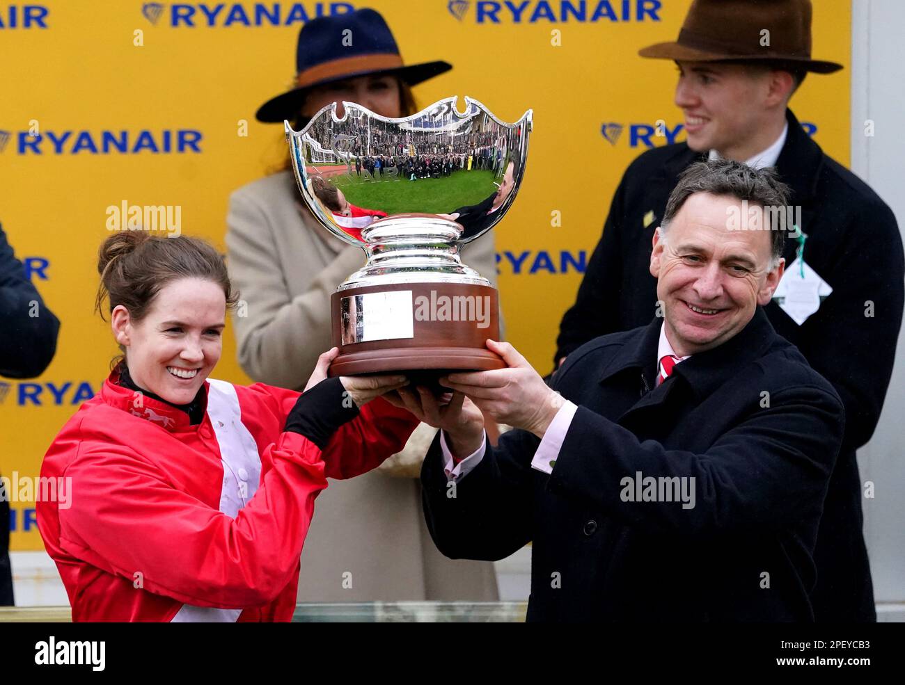 Jockey Rachael Blackmore und Trainer Henry De Bromhead feiern mit der Trophäe, nachdem Envoi Allen am dritten Tag des Cheltenham Festivals auf der Rennbahn Cheltenham den Ryanair Chase gewonnen hat. Foto: Donnerstag, 16. März 2023. Stockfoto