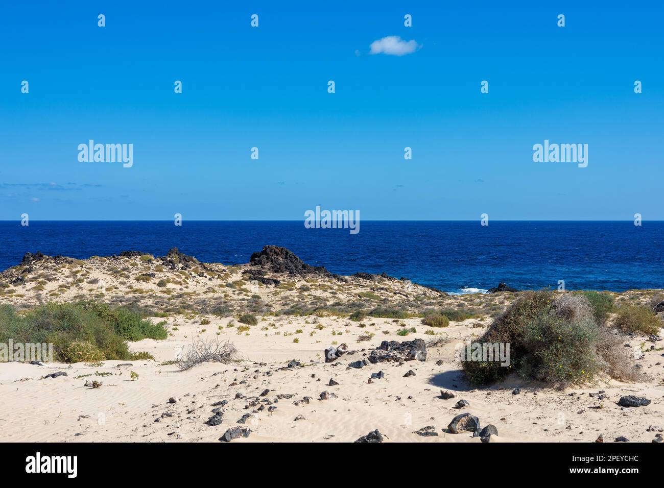 Die Sandküste in der Nähe von Corralejo auf der Insel Fuerteventura auf den Kanarischen Inseln Stockfoto