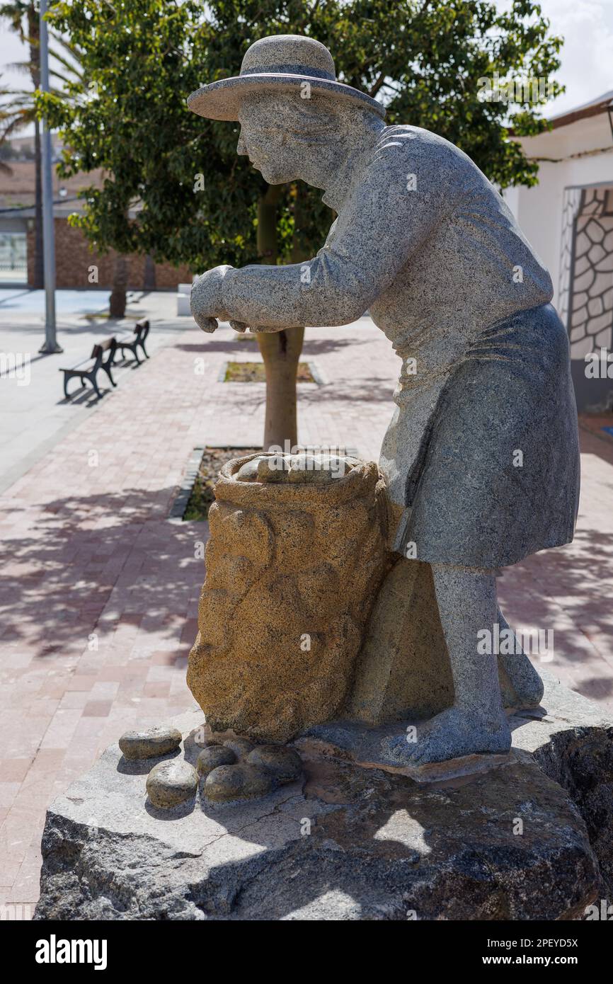 Statue vor der katholischen Kirche Parroquia de Santa Ana in Casillas del Angel auf der Insel Fuerteventura auf den Kanarischen Inseln Stockfoto