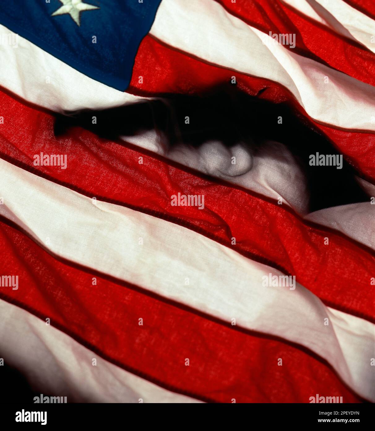 Schatten einer .357 Magma-Handfeuerwaffe auf einer amerikanischen Flagge Stockfoto