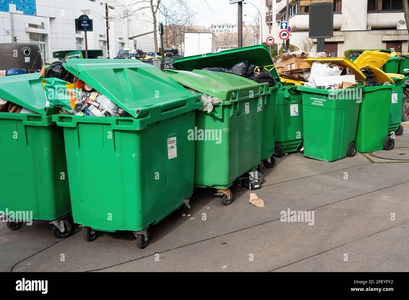 Überfüllte Mülltonnen in Paris während des Streiks der Müllmänner im März 2023 Stockfoto