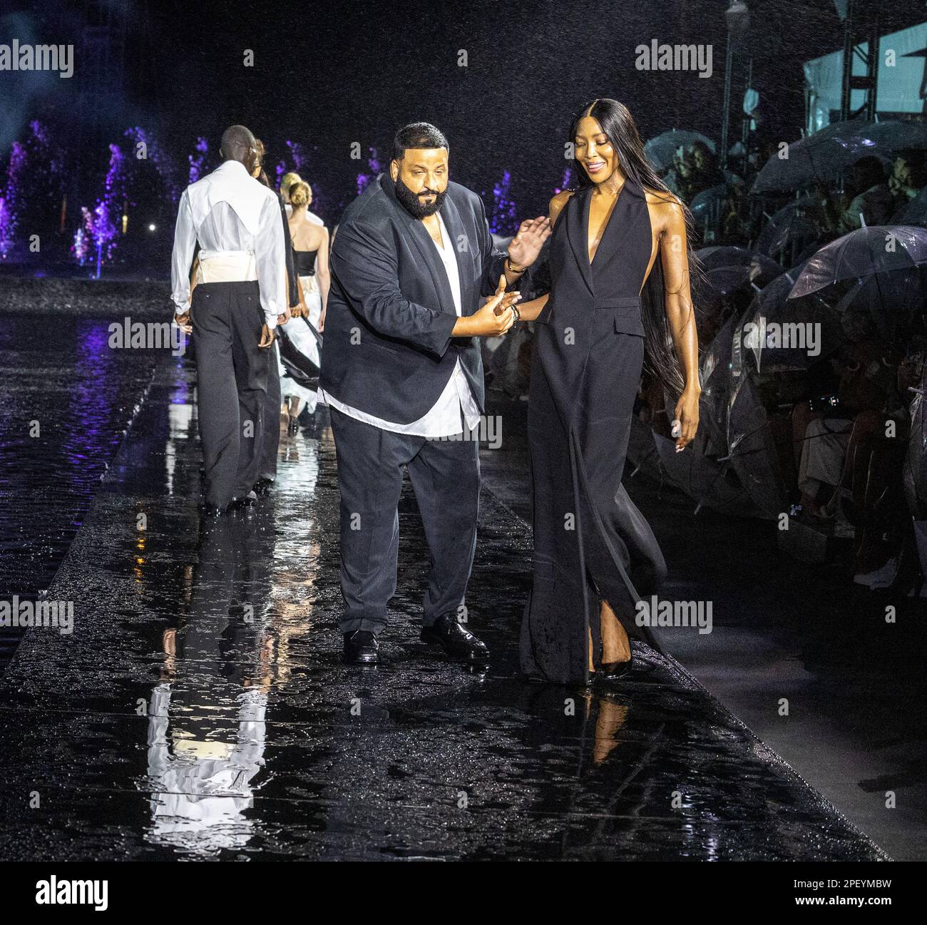 Miami, Usa. 15. März 2023. DJ Khaled und Naomi Elaine Campbell gehen am Mittwoch, den 15. März 2023, während der BOSS-Modenschau im Frühjahr und Sommer 2023 auf der Herald Plaza in Miami, Florida, über die Landebahn. Foto: Gary i Rothstein/UPI Credit: UPI/Alamy Live News Stockfoto