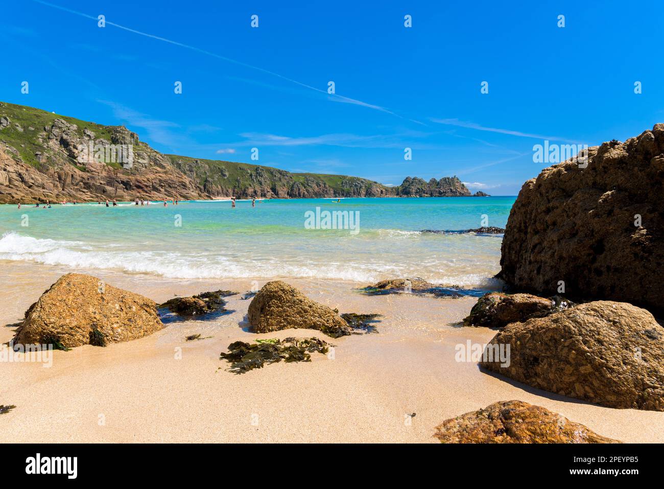 Porthcurno Beach, malerischer Rückzugsort mit türkisfarbenem Wasser, umliegenden Granitklippen und goldenem Sand. Cornwall, England, Großbritannien Stockfoto