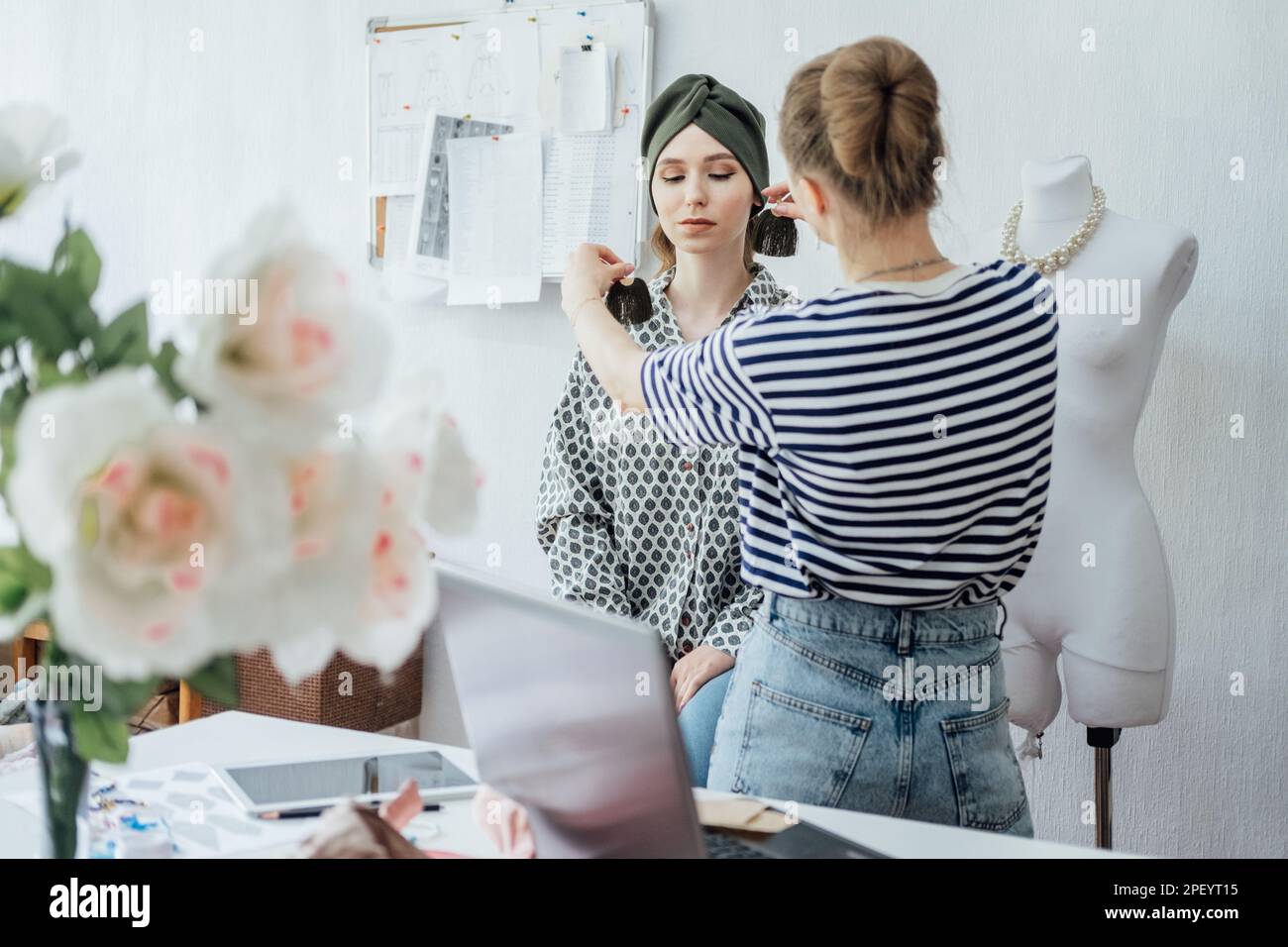 Nachhaltiger Modedesigner. Erstellen Sie Modeteile mit umweltfreundlichen Materialien und nachhaltigen Herstellungsverfahren. Umweltfreundliches Design Stockfoto