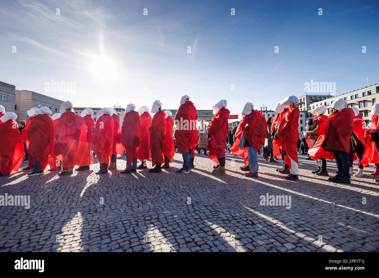 Berlin, Deutschland. 16. März 2023. Demonstranten in roten Kostümen, inspiriert vom Protest der "Magd's Tale" gegen die Politik in Israel vor dem Brandenburger Tor anlässlich des Besuchs des israelischen Ministerpräsidenten in Berlin. Kredit: Carsten Koall/dpa/Alamy Live News Stockfoto