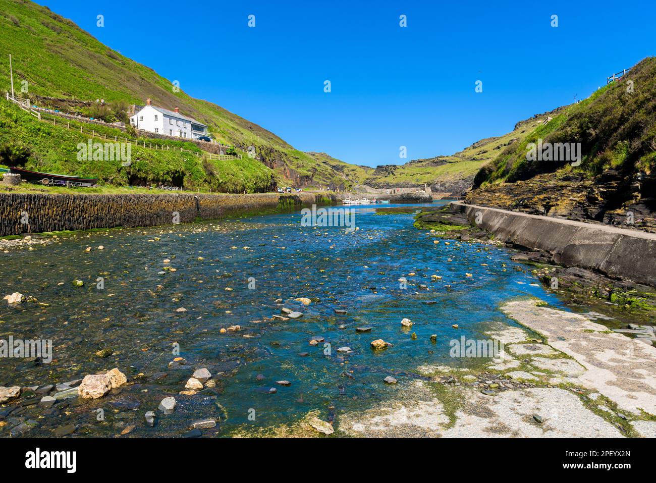 Boscastle Harbour an einem sonnigen Sommertag, Cornwall, England. Stockfoto