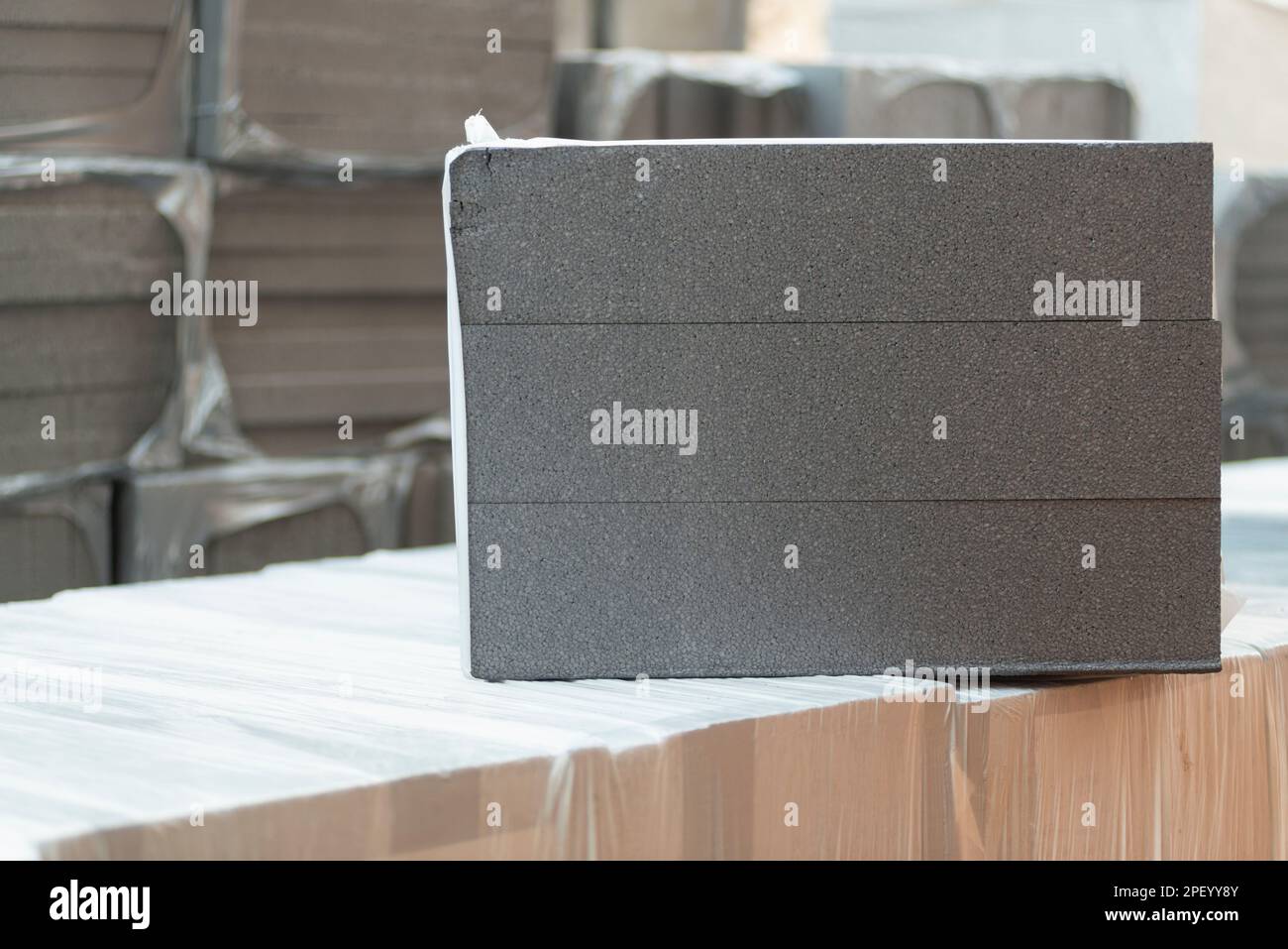 Isolierplatten-Polystyrol-Packs auf der Baustelle Stockfoto
