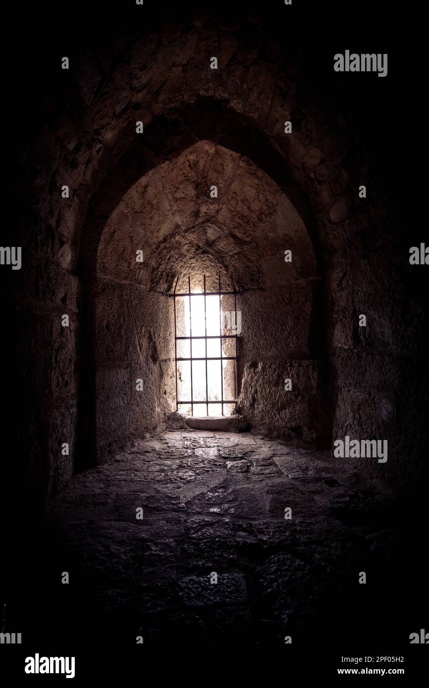 Fenster mit Gittern eines alten Gefängnisses Stockfoto