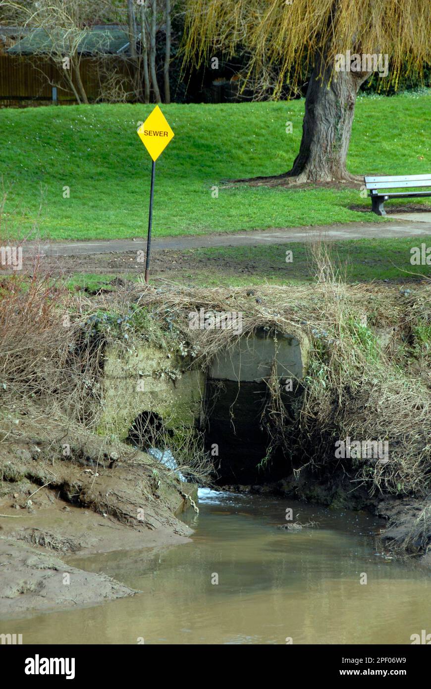 Klares Schild für Kanalisationsablauf in den Fluss Stockfoto