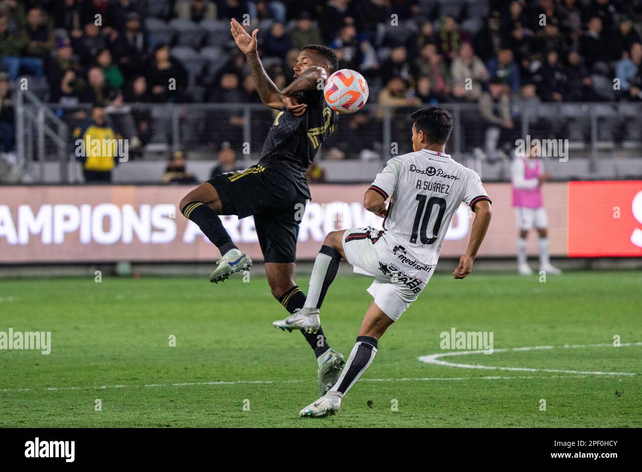 LAFC-Mittelfeldspieler Kellyn Acosta (23) und Alajuelense-Mittelfeldspieler Aaron Suarez (10) kämpfen während eines CONCACAF Champions League-Spiels, Wednes, um Besitz Stockfoto