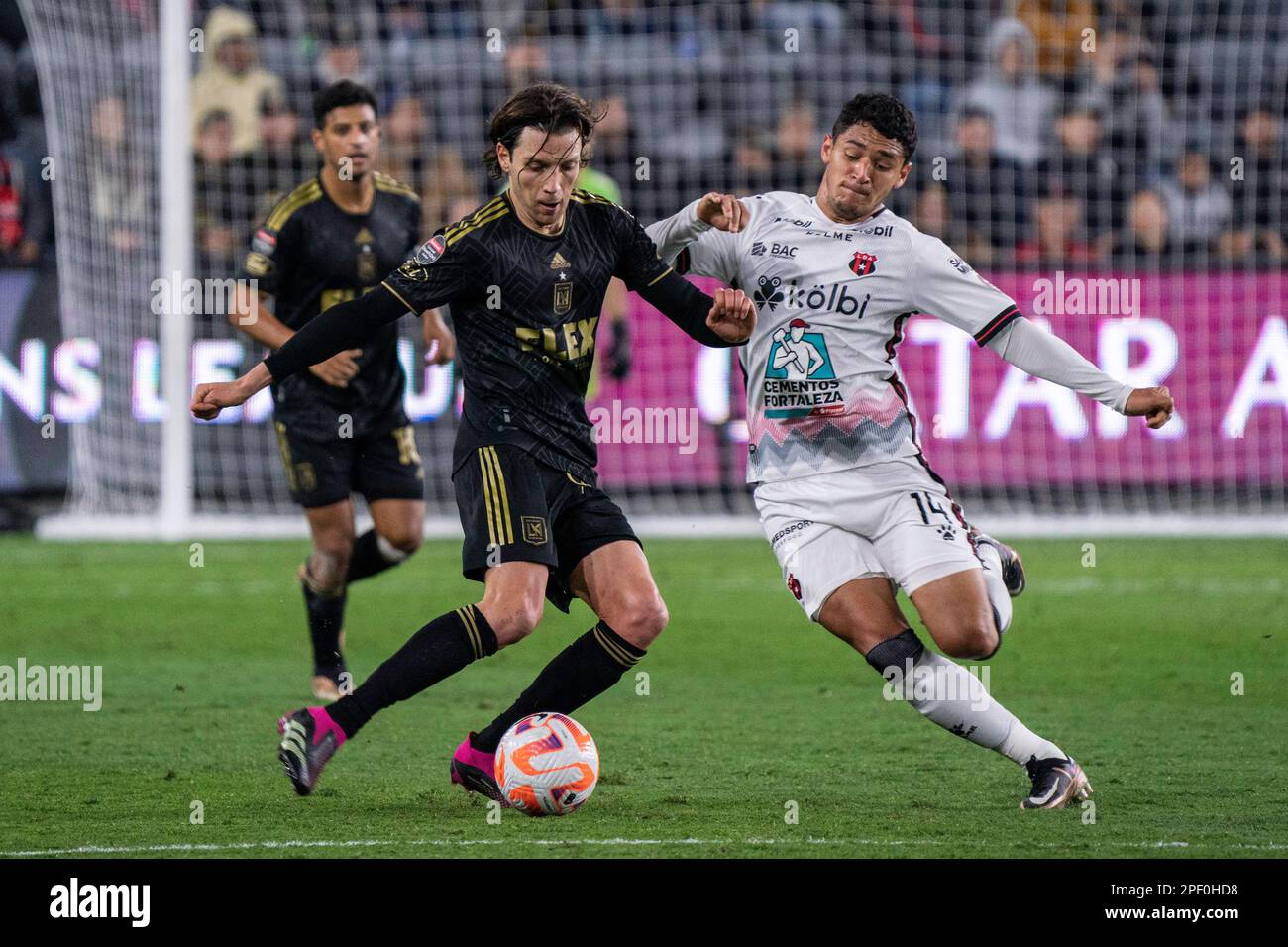 Alajuelense Forward Doryan Rodriguez (14) fordert die LAFC-Mittelfeldspielerin Ilie Sánchez (6) mittwochs bei einem CONCACAF Champions League-Spiel heraus Stockfoto
