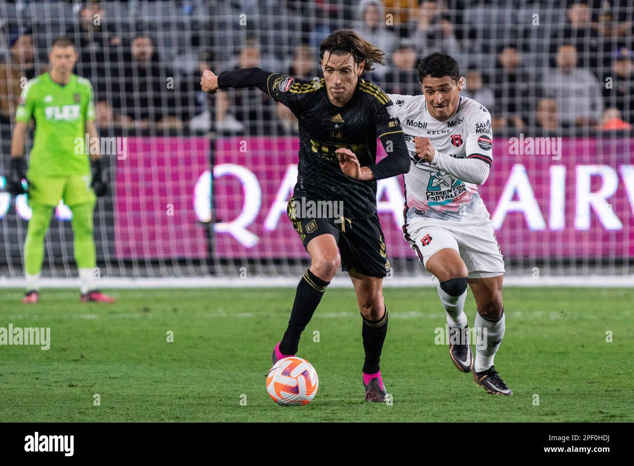 Alajuelense Forward Doryan Rodriguez (14) fordert die LAFC-Mittelfeldspielerin Ilie Sánchez (6) mittwochs bei einem CONCACAF Champions League-Spiel heraus Stockfoto