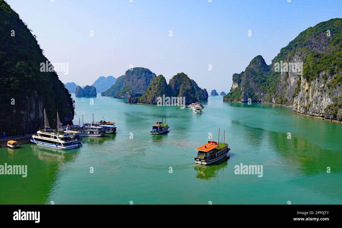 Ha Long Bay, ein UNESCO-Weltkulturerbe in Vietnam Stockfoto