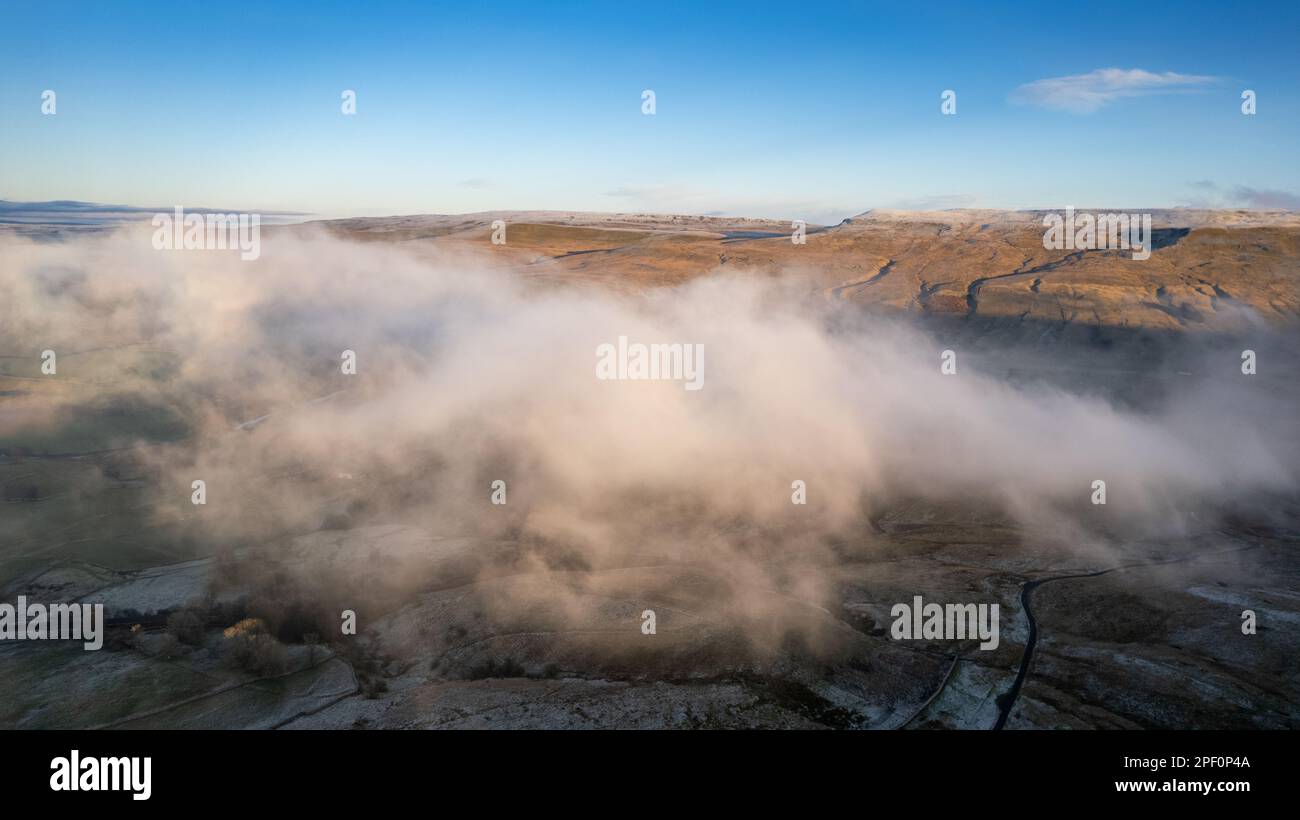 Nebel bildet sich über Mallerstang am westlichen Rand der Yorkshire Dales bei Kirkby Stephen im Upper Eden Valley. Cumbria, Großbritannien. Stockfoto