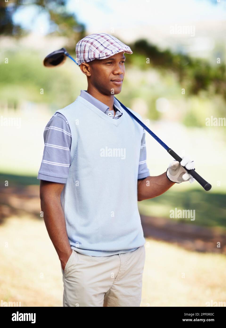 Konzentriert auf die kommende Golfrunde. Ein ernst aussehender afroamerikanischer Golfspieler mit einem Fahrer. Stockfoto
