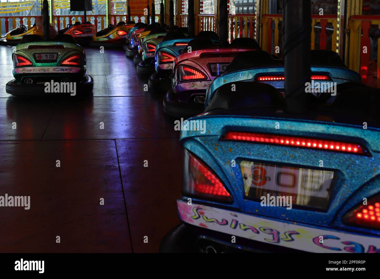 Didgem-Autos, die in einer Reihe geparkt sind, mit leuchtenden Lichtern Stockfoto