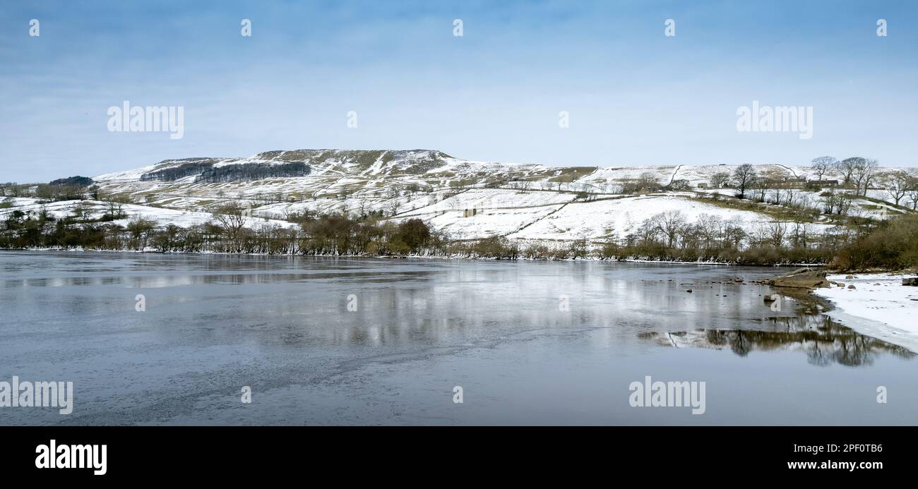 Nach einem Wintersturm ist das Semerwater teilweise gefroren. Yorkshire Dales National Park, Großbritannien. Stockfoto