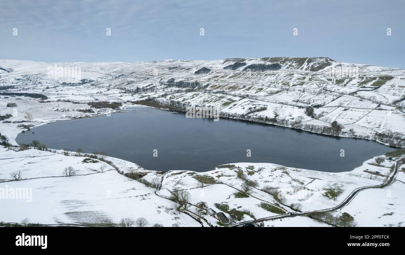 Nach einem Wintersturm ist das Semerwater teilweise gefroren. Yorkshire Dales National Park, Großbritannien. Stockfoto