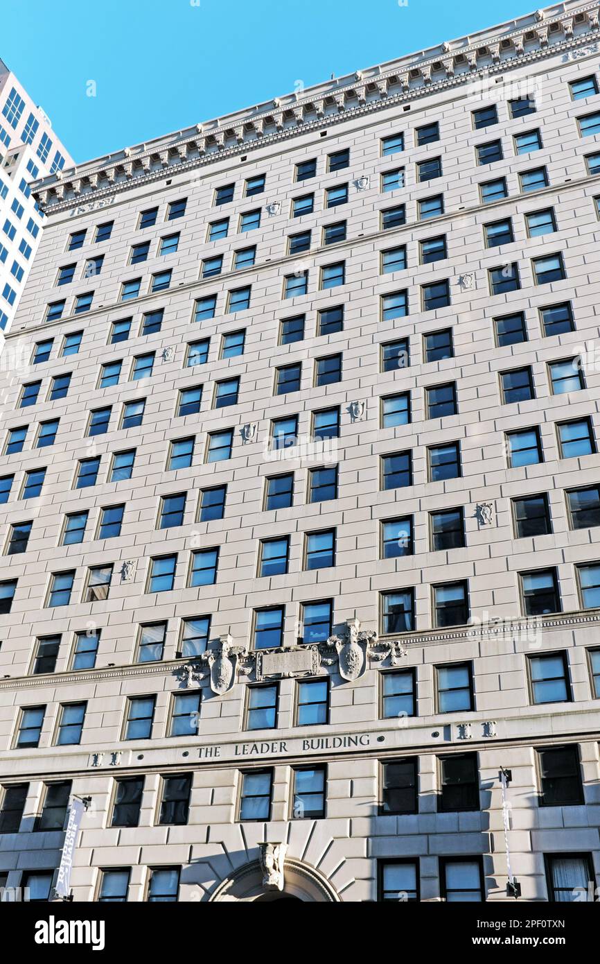 Das Leader Building, ein 15-stöckiges Hochhaus, das 1913 erbaut wurde, ist ein Kalksteinverkleidetes Gebäude im Beaux-Arts-Stil an der Superior Ave. In der Innenstadt von Cleveland Stockfoto