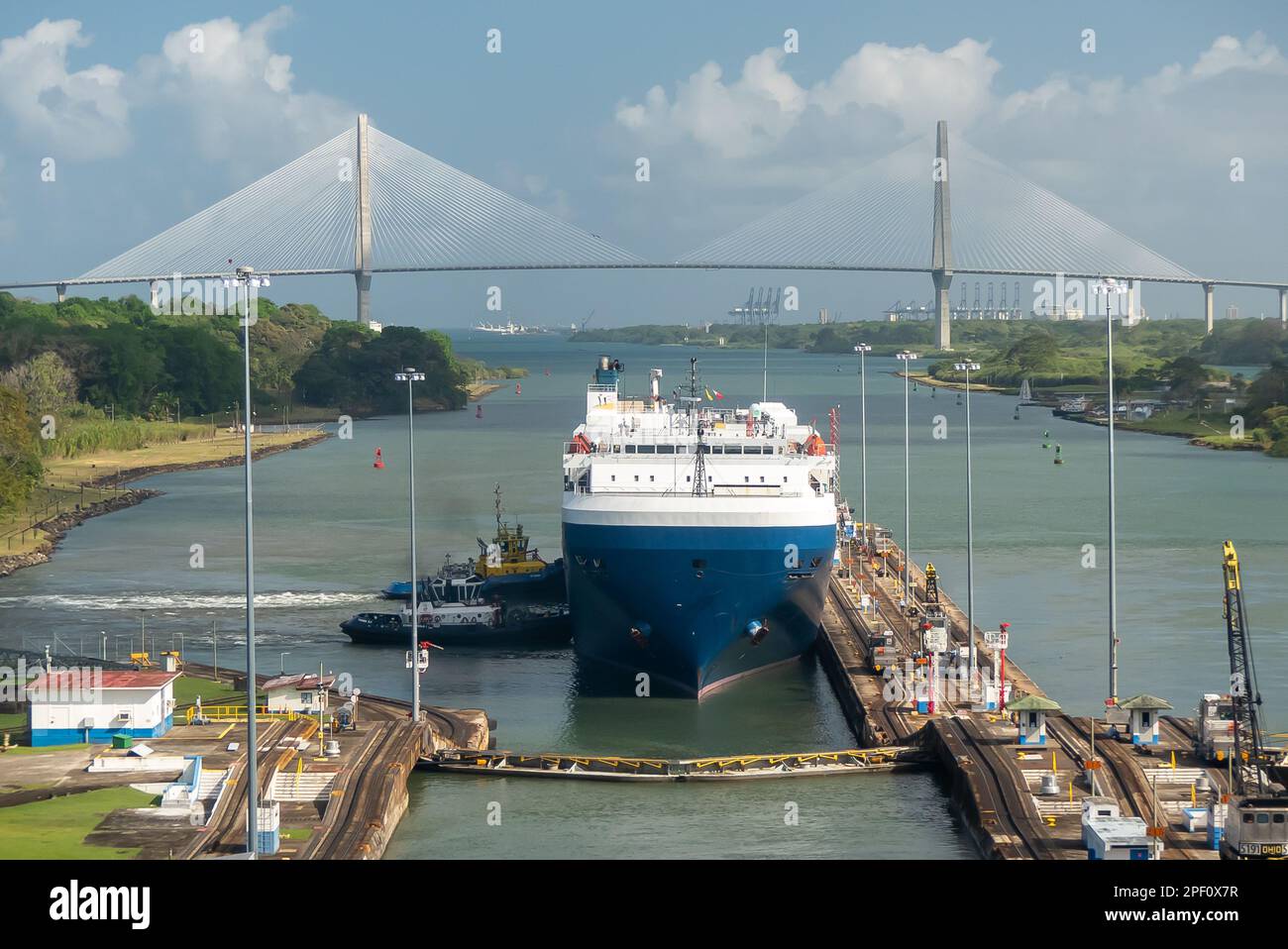 Durchfahrt über den Panamakanal: Über die Gatun-Schleusen mit dem Puente Atlántico in der Ferne. Stockfoto