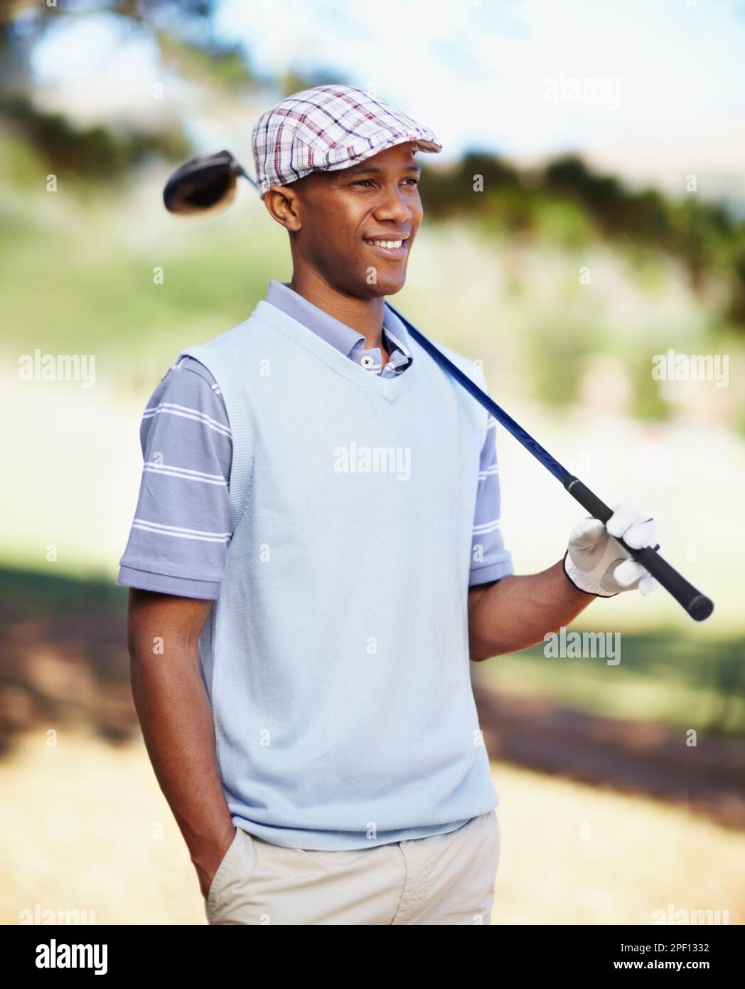 Ich freue mich auf eine Runde Golf. Ein souveräner afroamerikanischer Golfspieler, der einen Fahrer über die Schulter hält. Stockfoto