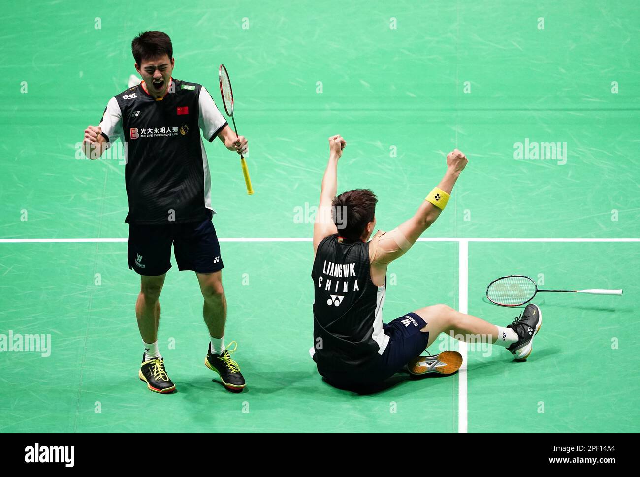 Chinas Liang Wei Keng (rechts) und Wang Chang in Aktion gegen Indiens Chirag Shetty und Satwiksairai Rankireddy (nicht abgebildet) am dritten Tag der YONEX All England Open Badminton Championships in der Utilita Arena Birmingham. Foto: Donnerstag, 16. März 2023. Stockfoto