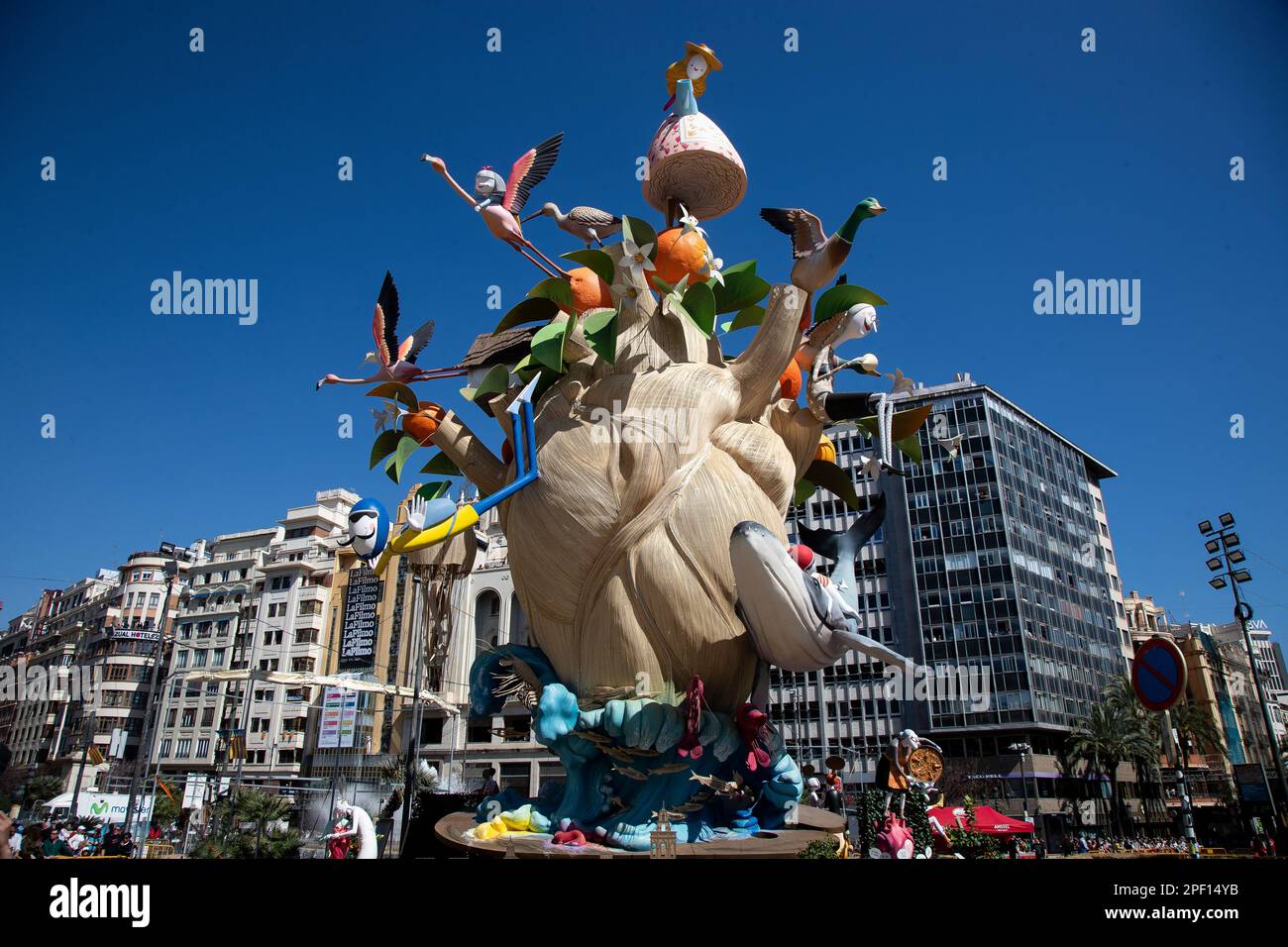 Valencia, Spanien, 16. März 2023. Dieses Foto zeigt einen „falla“ (eine riesige kunstvoll verzierte Pappskulptur, die gebaut wurde, um schließlich verbrannt zu werden) während des Fallas Festivals in Valencia. Die fallas, gigantische Pappstrukturen, die aktuelle Ereignisse und Berühmtheiten darstellen, in denen einzelne Figuren, oder Ninoten, platziert sind, werden am 19. März in den Straßen von Valencia verbrannt, als Hommage an San Jose (St. Joseph), schutzpatron der Zimmermannsvereinigung. Foto von Jose Miguel Fernandez / Alamy Live News ) Stockfoto