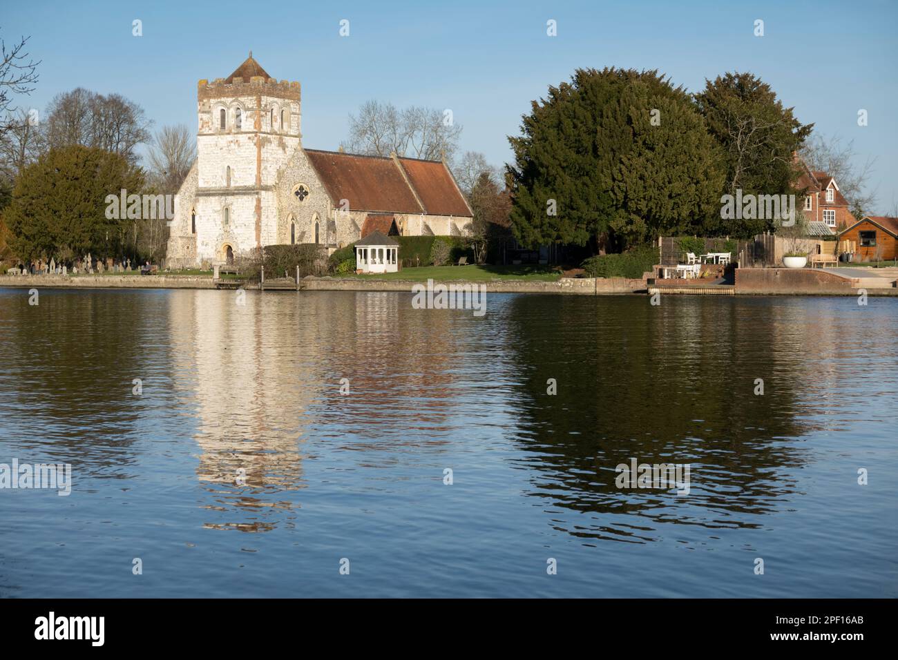 All Saints Church am Ufer der Themse, Bisham, Berkshire, England, Vereinigtes Königreich, Europa Stockfoto