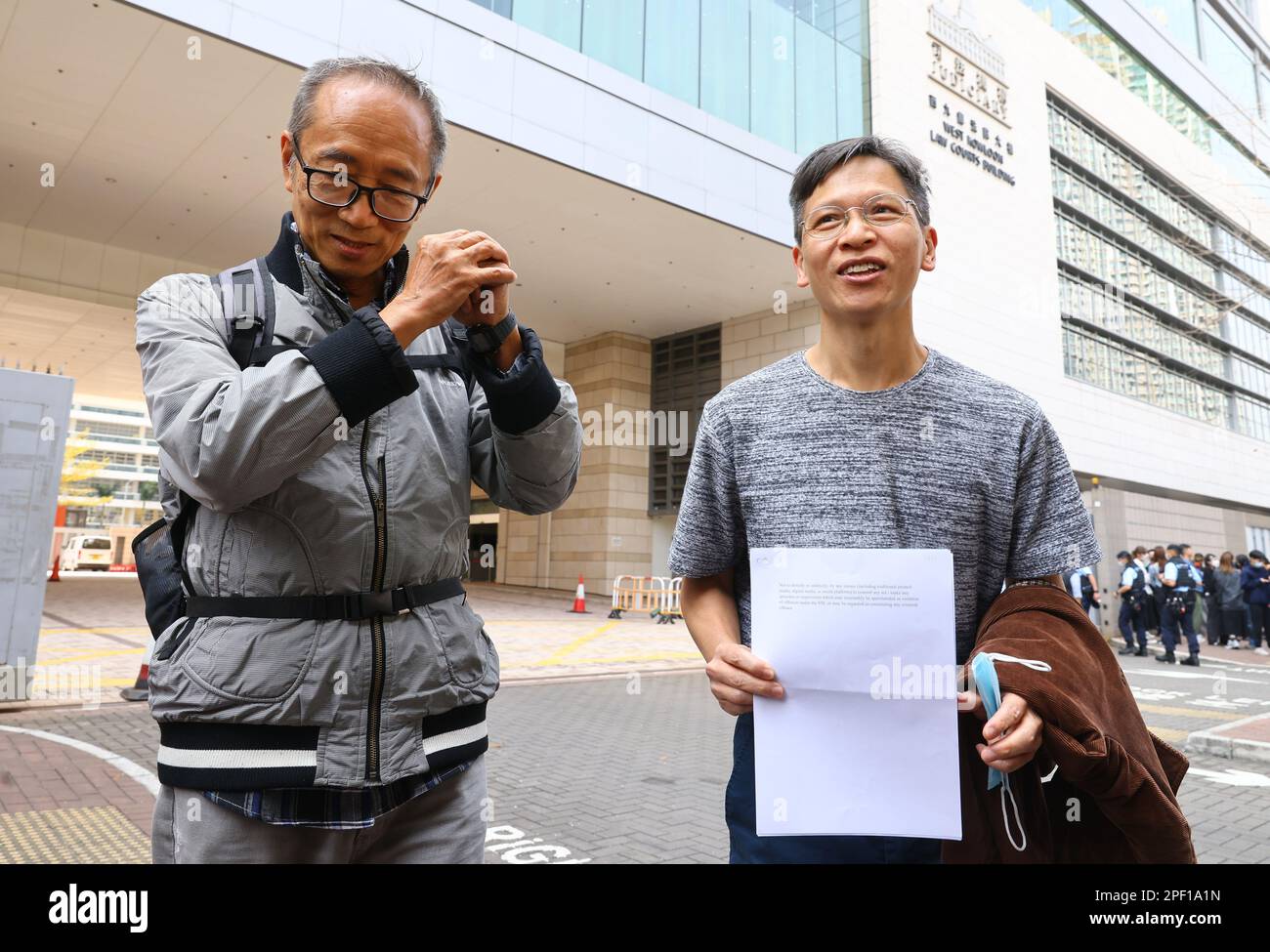 Tsui Hon-kwong (links) und Tang Ngok-kwan, ausschussmitglieder Xiao Ming, die auf Kaution freigelassen wurden, bis ihre appealＡHThree Führer des Obersten Gerichts der nun aufgelösten Hongkong-Allianz zur Unterstützung der Patriotischen Demokratischen Bewegungen Chinas verurteilt wurden, weil sie der Polizei im Jahr 2021 keine Informationen für eine nationale Sicherheitsuntersuchung zur Verfügung gestellt hatten; Foto am West Kowloon Magistrates' Court. 11 MAR23. SCMP/Dickson Lee Stockfoto