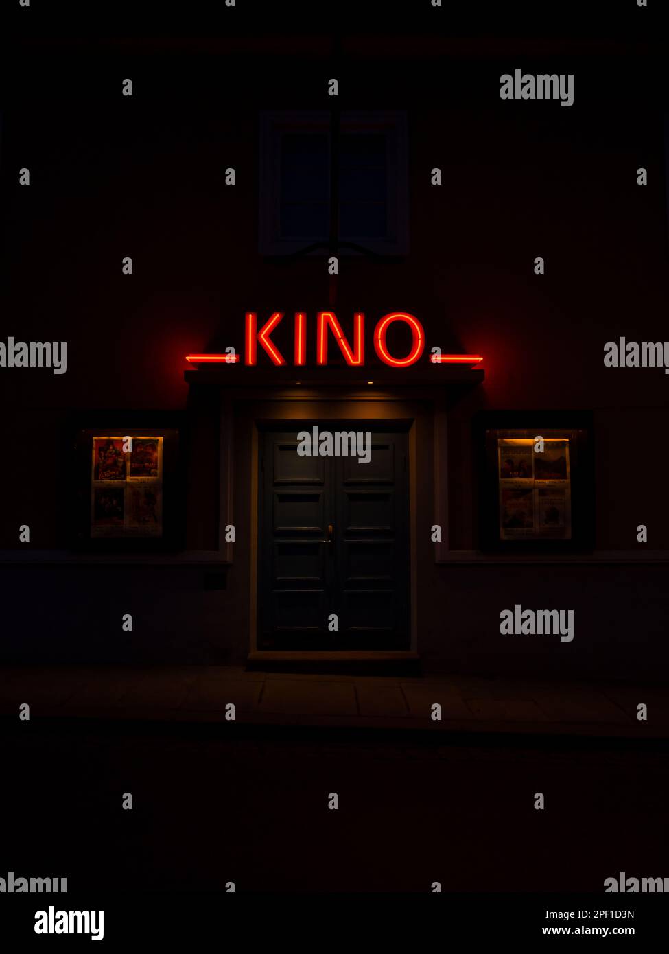 Nachts in Drøbak, Norwegen. Kino-Schild. Stockfoto