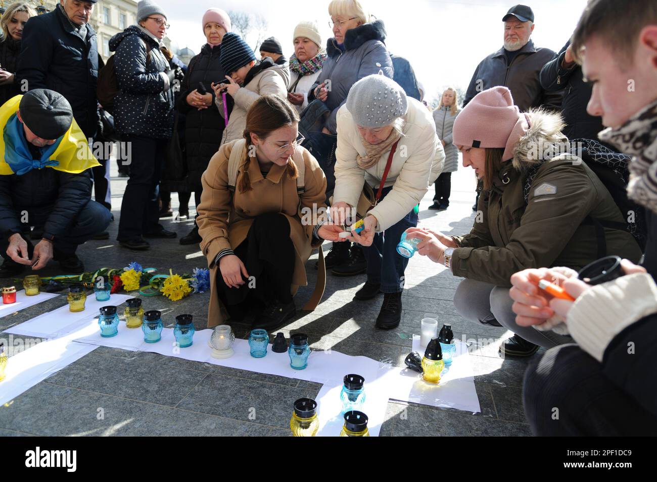 Die Leute zünden Kerzen in der Nähe des Opernhauses an, um die Toten zu ehren. Die Russen feuerten einen Luftangriff auf das Theatergebäude in Mariupol ab, wo sich damals mehr als 1.000 Zivilisten befanden. Aufgrund dieser Tragödie starben viele Menschen, darunter auch Kinder. Um das Andenken an die Toten zu ehren und das Volk von Mariupol zu unterstützen, führen viele ukrainische Städte friedliche Aktionen unter dem Namen "WO SIND SIE?" durch. Russland marschierte am 24. Februar 2022 in die Ukraine ein und löste damit den größten militärischen Angriff in Europa seit dem Zweiten Weltkrieg aus (Foto: Mykola Tys/SOPA Images/Sipa USA) Stockfoto