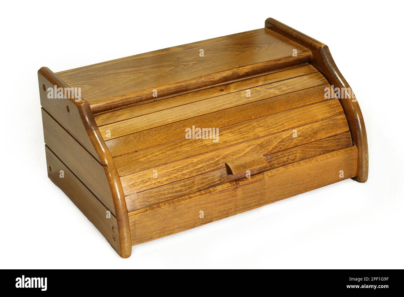 Holzbrotbox isoliert auf weißem Hintergrund. Küche Gebäckbehälter Stockfoto