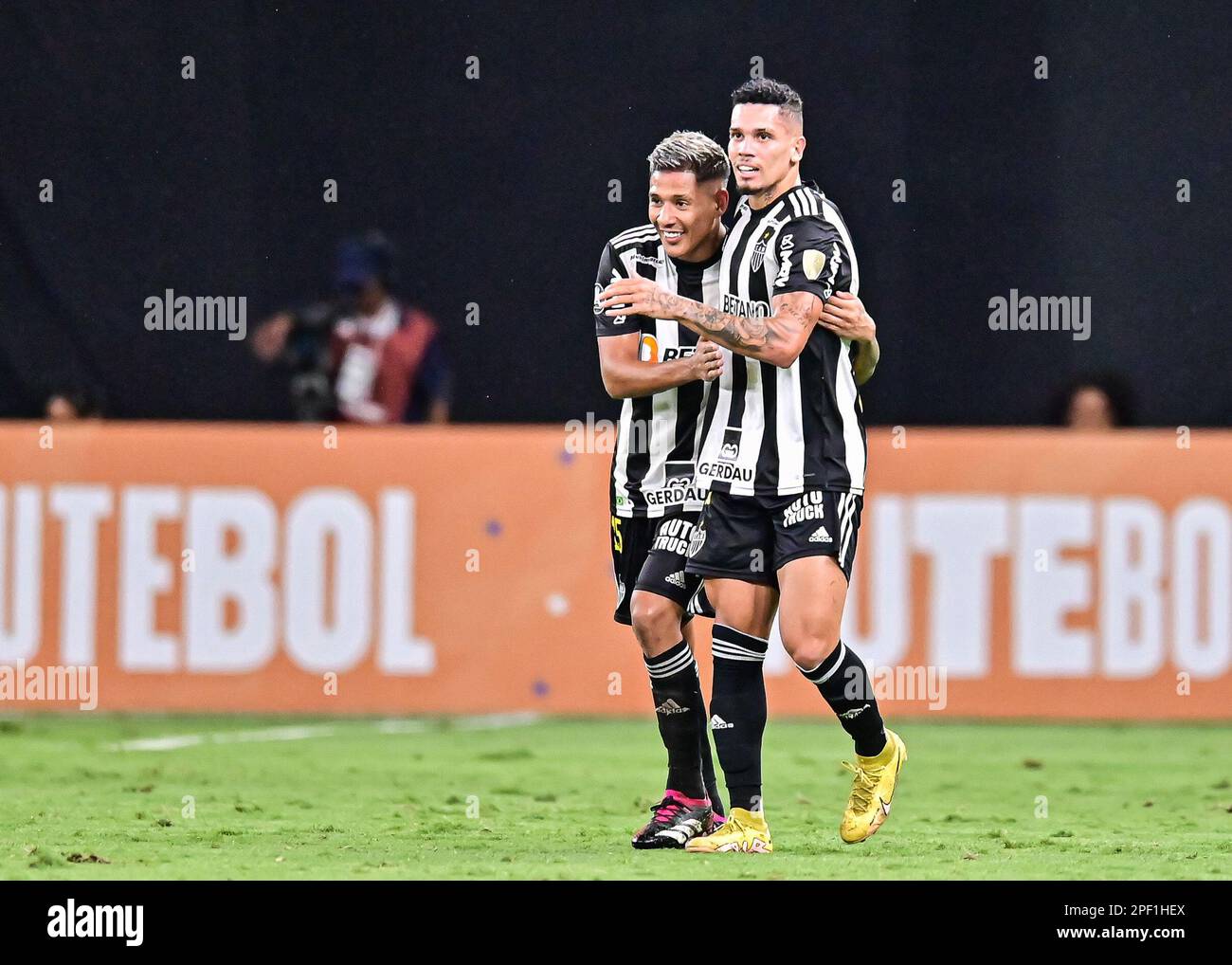 15. März 2023; Stadium Mineira, Belo Horizonte, Brasilien: Copa Libertadores, Atletico Mineiro versus Millonarios: Paulinho von ATL&#xe9;tico Mineiro feiert sein Ziel mit Teamkollege Mat&#xed;AS Zaracho Stockfoto