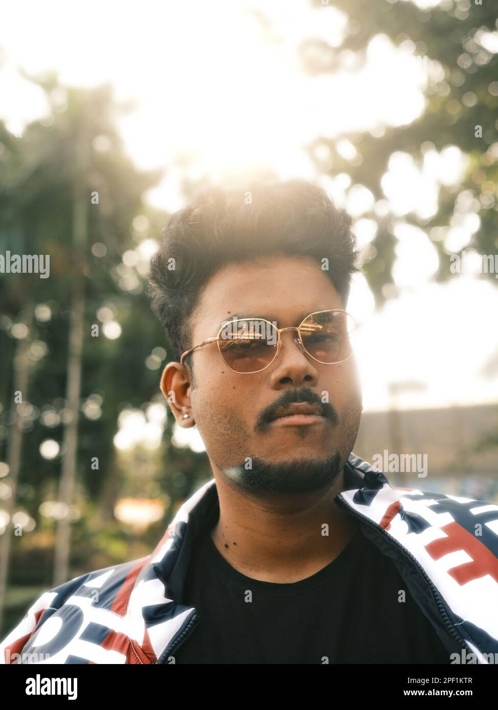 Porträt eines jungen Mannes mit Sonnenbrille Stockfoto