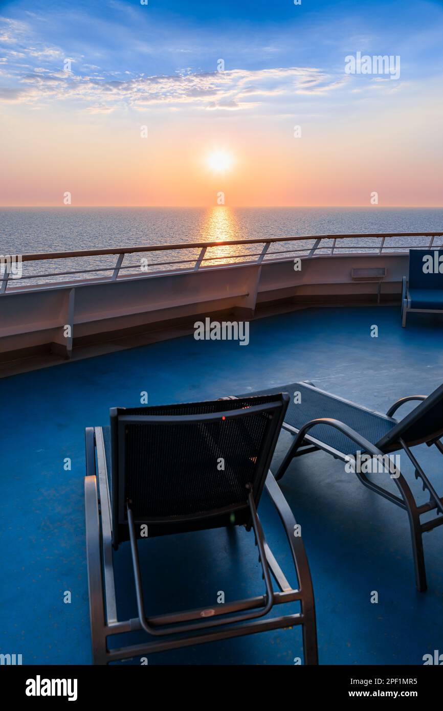 Der Horizont des Meeres bei Sonnenuntergang vom Deck des Kreuzfahrtschiffs. Stockfoto