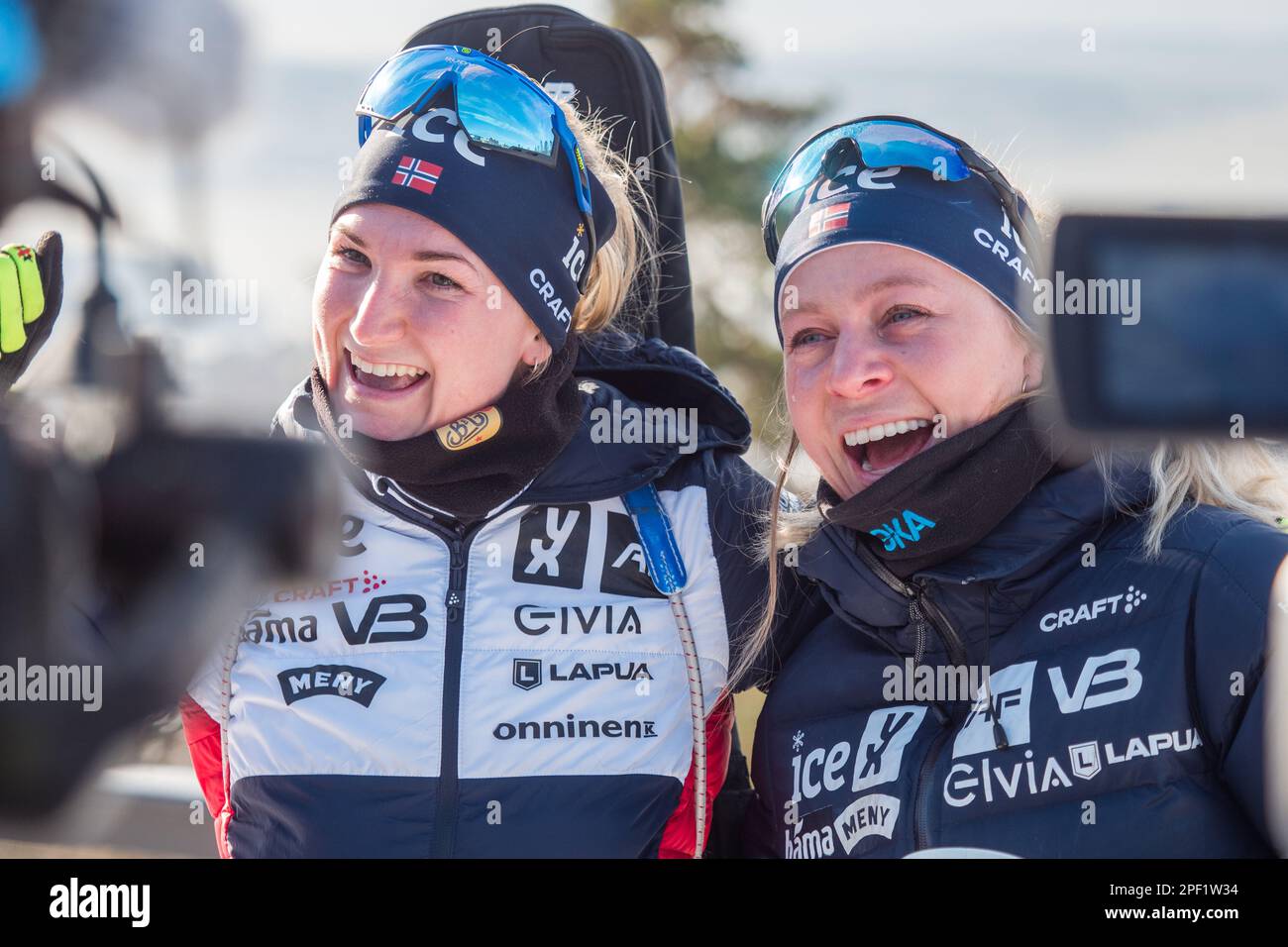 Holmenkollen, Norwegen. 16. März 2023. Biathlon-Legende und Doppelsieger der Olympischen Spiele, Tiril Eckhoff (R), zusammen mit ihrer Kollegin Marte Olsbu Roeiseland auf einer Pressekonferenz, auf der sie das Ende ihrer Karriere ankündigt. (Foto: Igor Stan?ík/SOPA Images/Sipa USA) Guthaben: SIPA USA/Alamy Live News Stockfoto