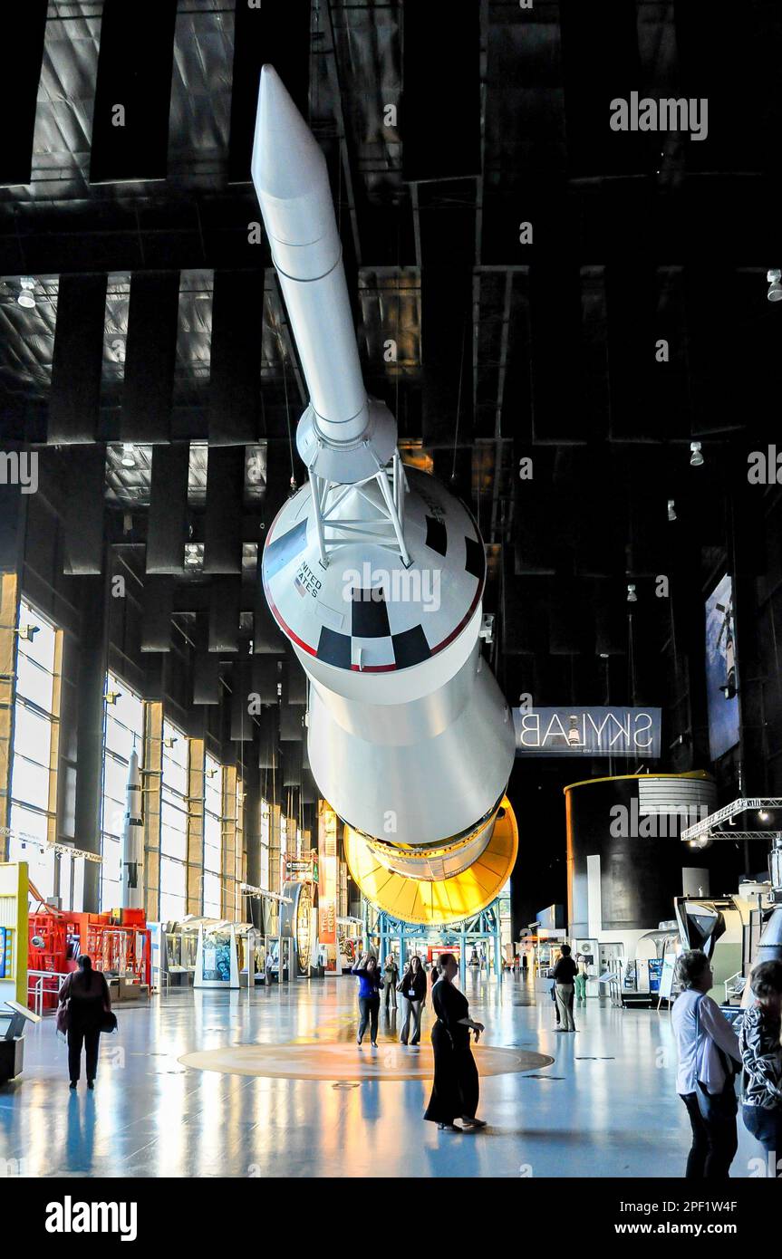 Das Apollo-Raumschiff vervollständigt die dreistufige Saturn-V-Rakete in Huntsville U.S. Space & Rocket Center. Stockfoto