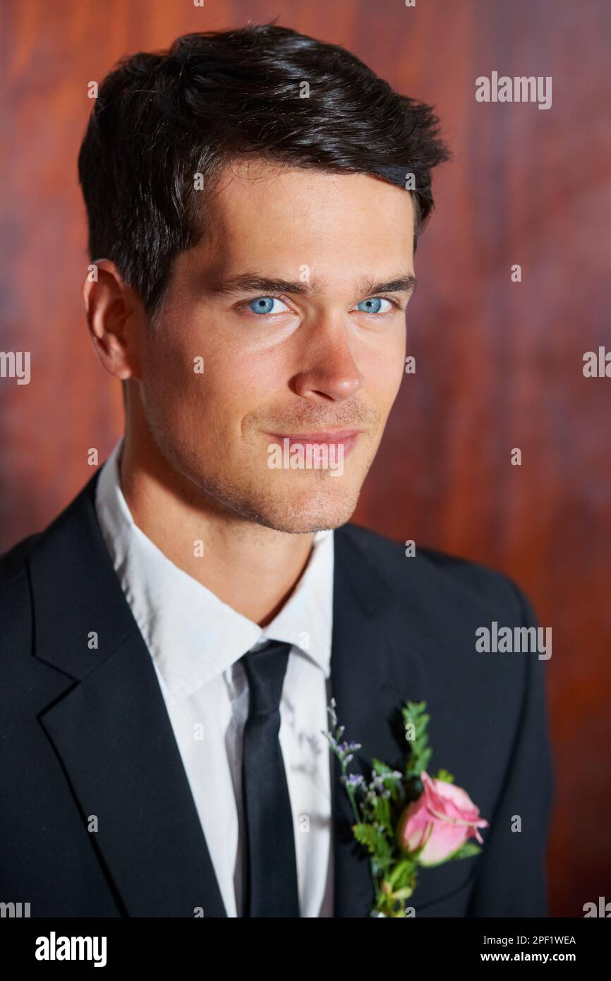 Er sieht toll aus an seinem Hochzeitstag. Kopf- und Schulterporträt eines gutaussehenden jungen Bräutigams. Stockfoto