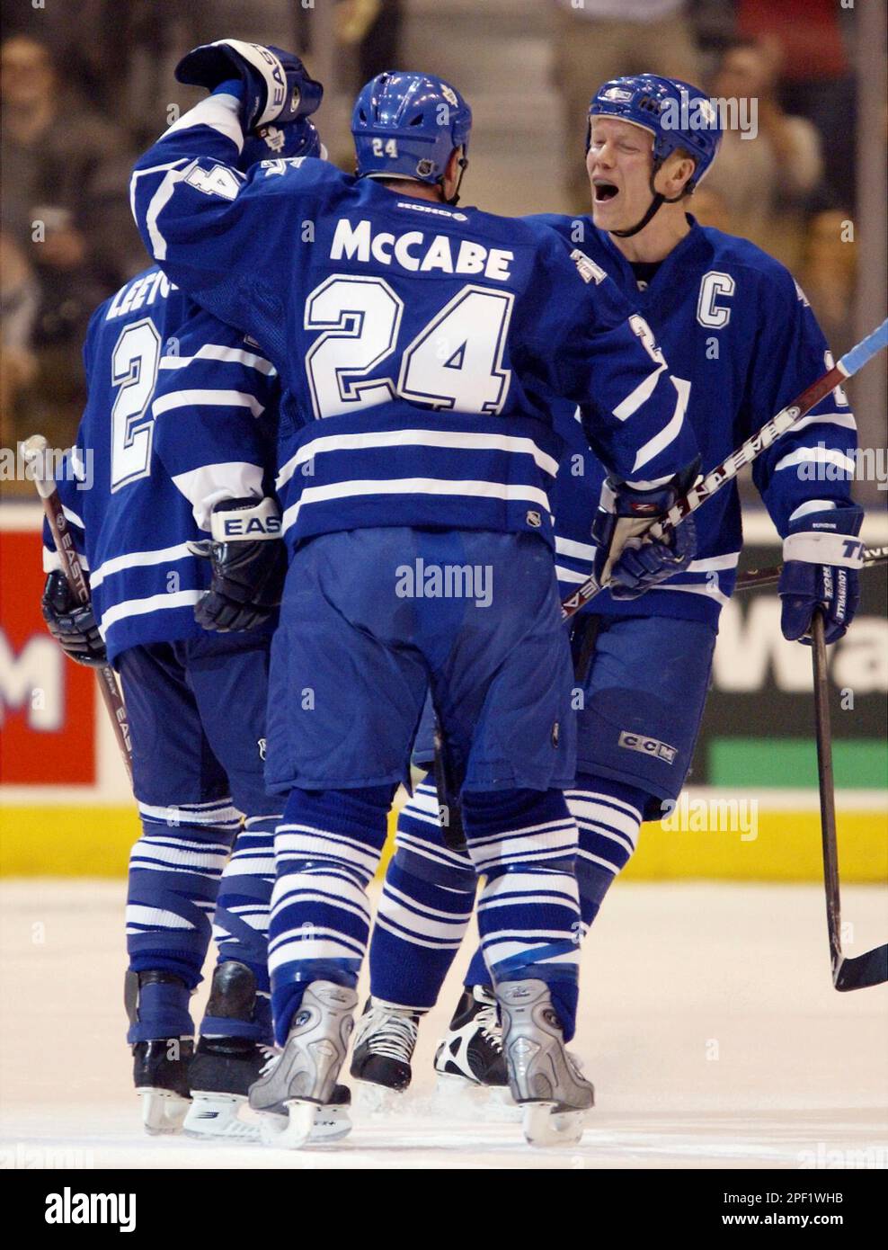 Toronto Maple Leafs center Mats Sundin, right, of Sweden, congratulates teammate Bryan McCabe on his goal and Brian Leetch (2) on his second assist during first period NHL action against the New York Islanders in Toronto on Thursday March 4, 2004. (AP Photo/Frank Gunn) Stockfoto