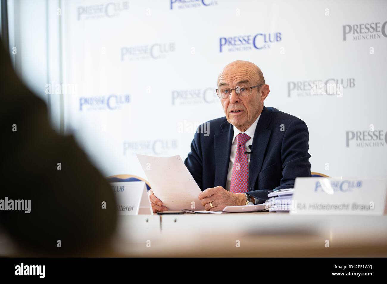 München, Deutschland. 07. März 2023. Dr. Wilhelm Schloetterer am 7. Februar 2023 auf einer Pressekonferenz in München vor dem Hintergrund der strafrechtlichen Anklage der Staatsanwaltschaft zu den neuen Erkenntnissen von Wilhelm Schloetterer zum Todesfall von Uwe Barschel ( CDU ). (Foto: Alexander Pohl/Sipa USA) Guthaben: SIPA USA/Alamy Live News Stockfoto