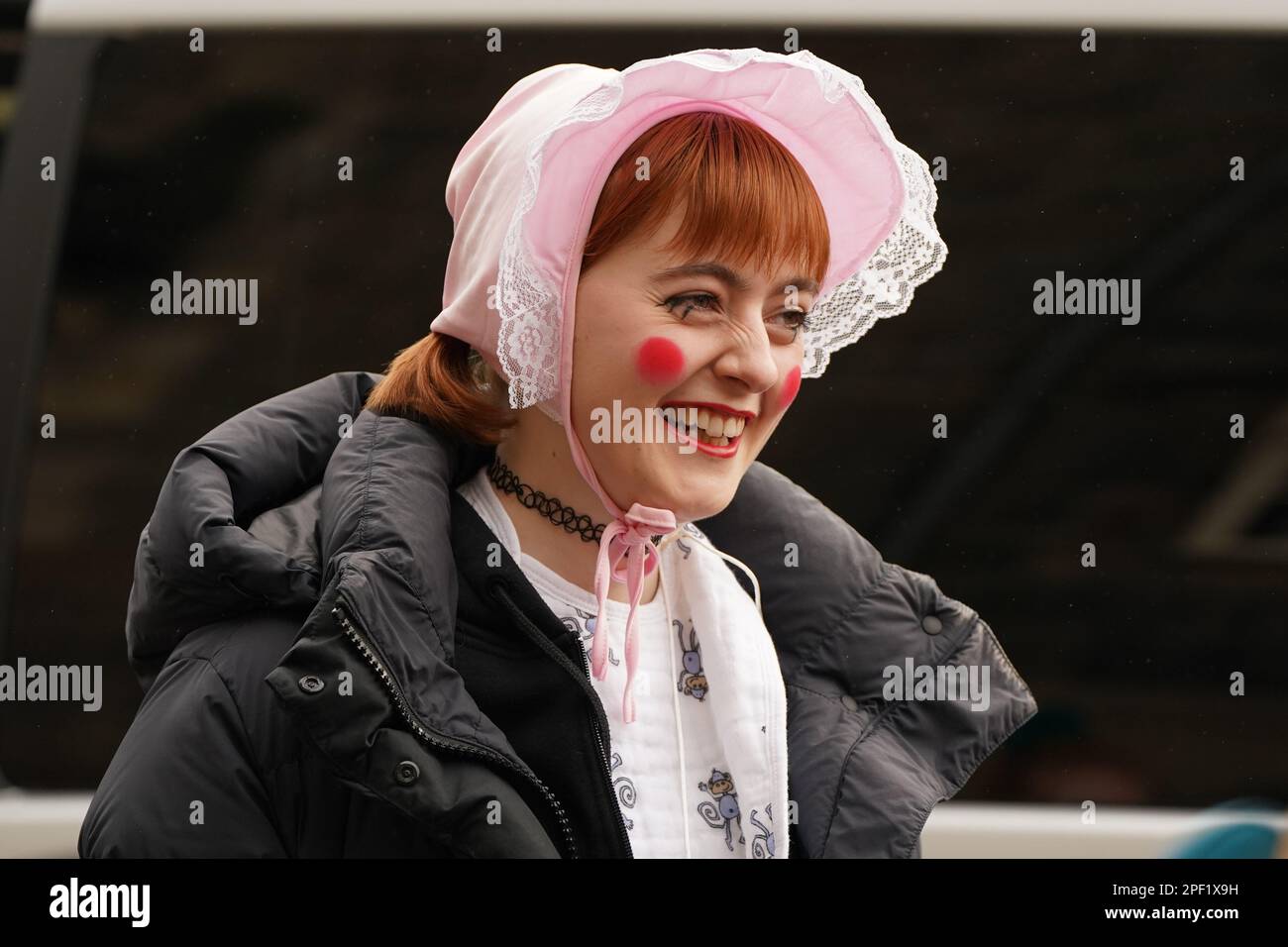 Hintergrunddarsteller während der Dreharbeiten für die nächste Staffel der Krone in St. Andrews, Schottland. Foto: Donnerstag, 16. März 2023. Stockfoto