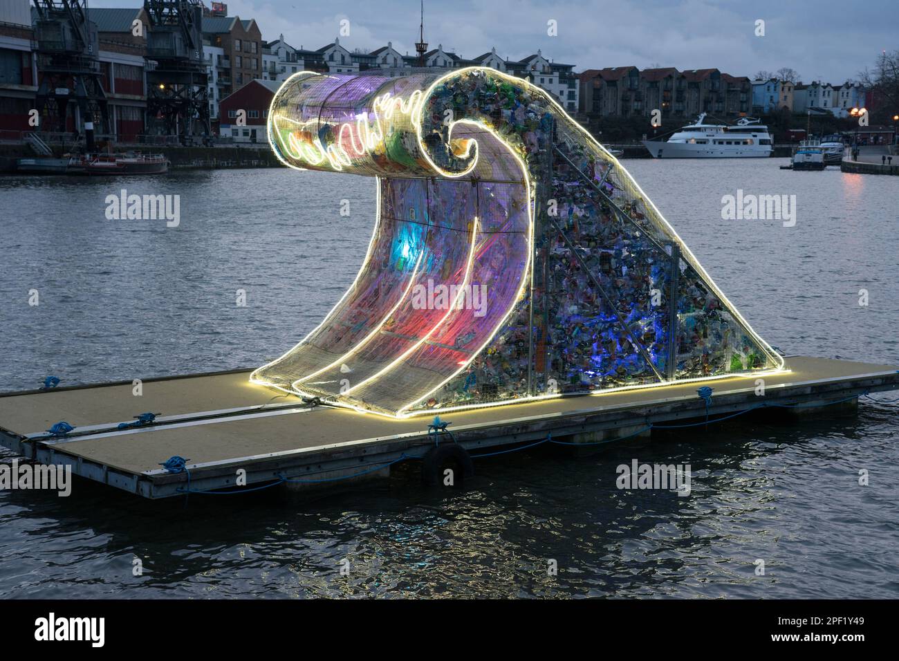 Tsunami- oder Tidal Wave of Müll-Kunstwerke, die im britischen Bristol Harbour schweben Stockfoto