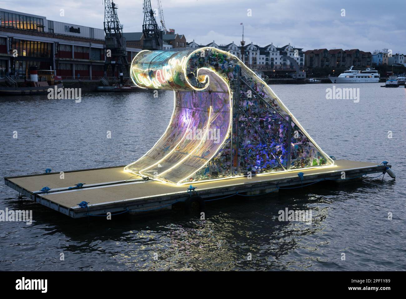 Tsunami- oder Tidal Wave of Müll-Kunstwerke, die im britischen Bristol Harbour schweben Stockfoto